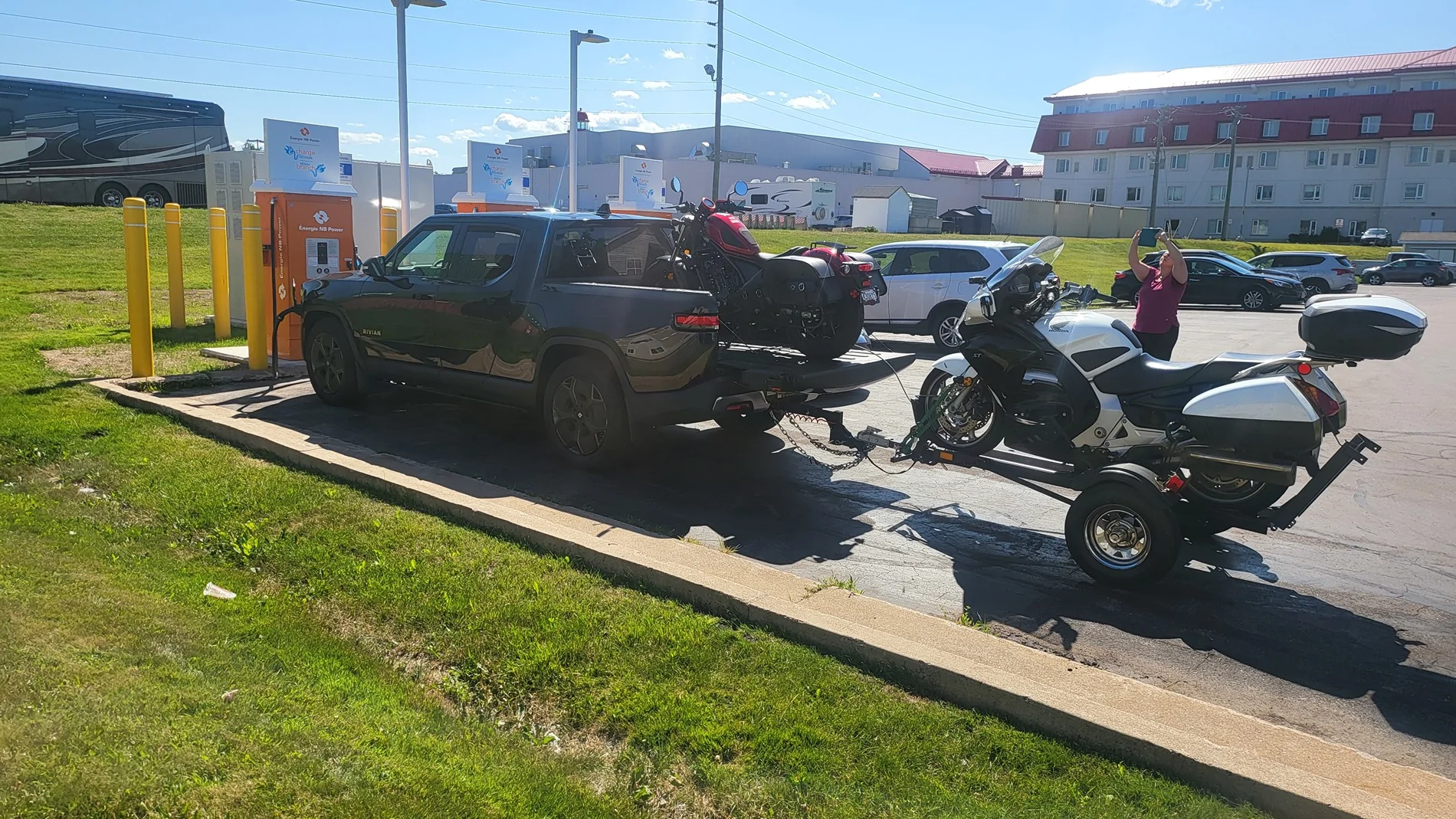 Rivian R1T R1S Who says you’ve gotta unhitch to charge? 1000008552