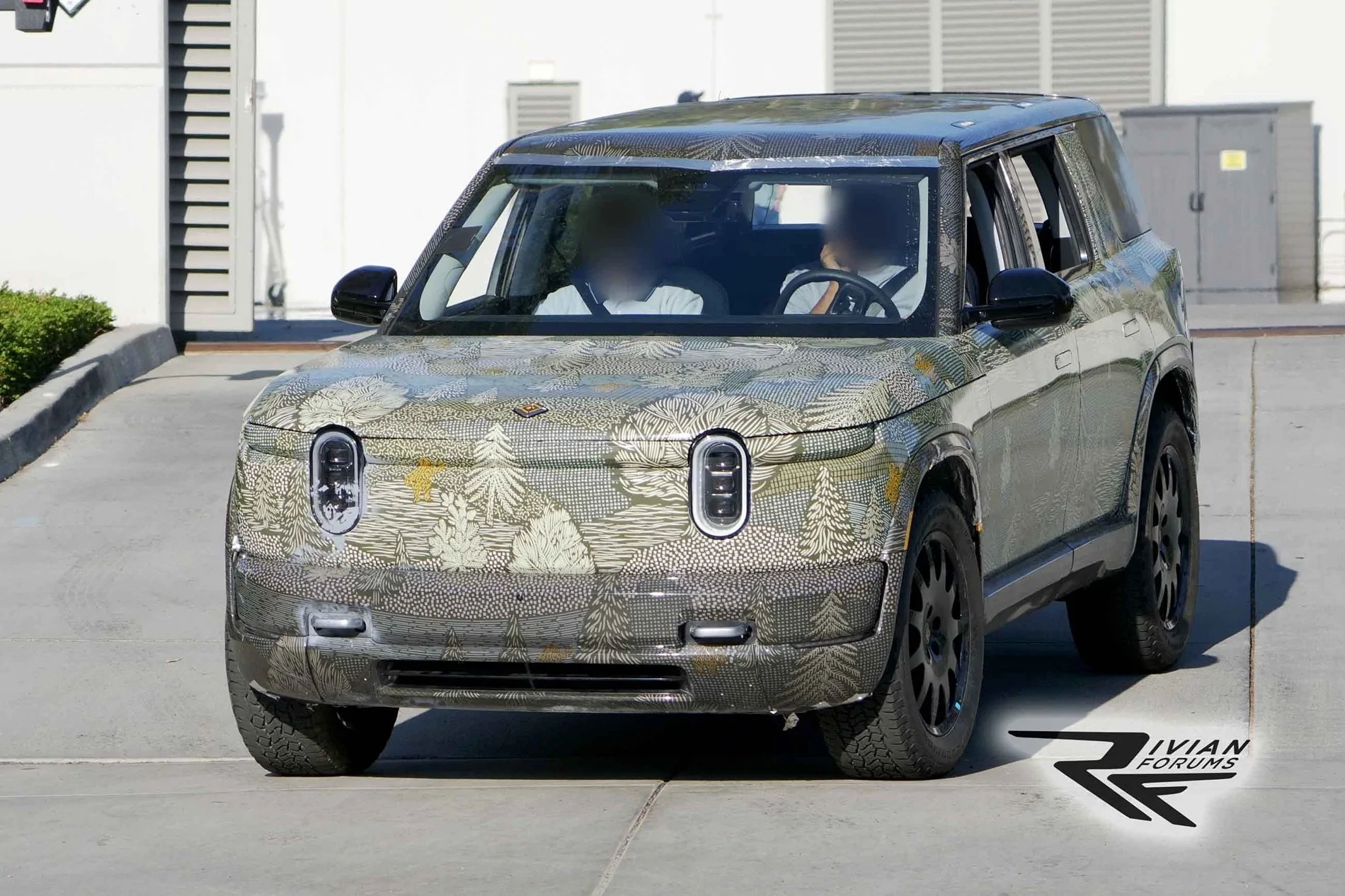 Rivian R1T R1S 2026 R2 spotted with roll-down rear window! (Aug 7) 📸 2026-rivian-r2-prototype-new-wrap-august-7-2025-2