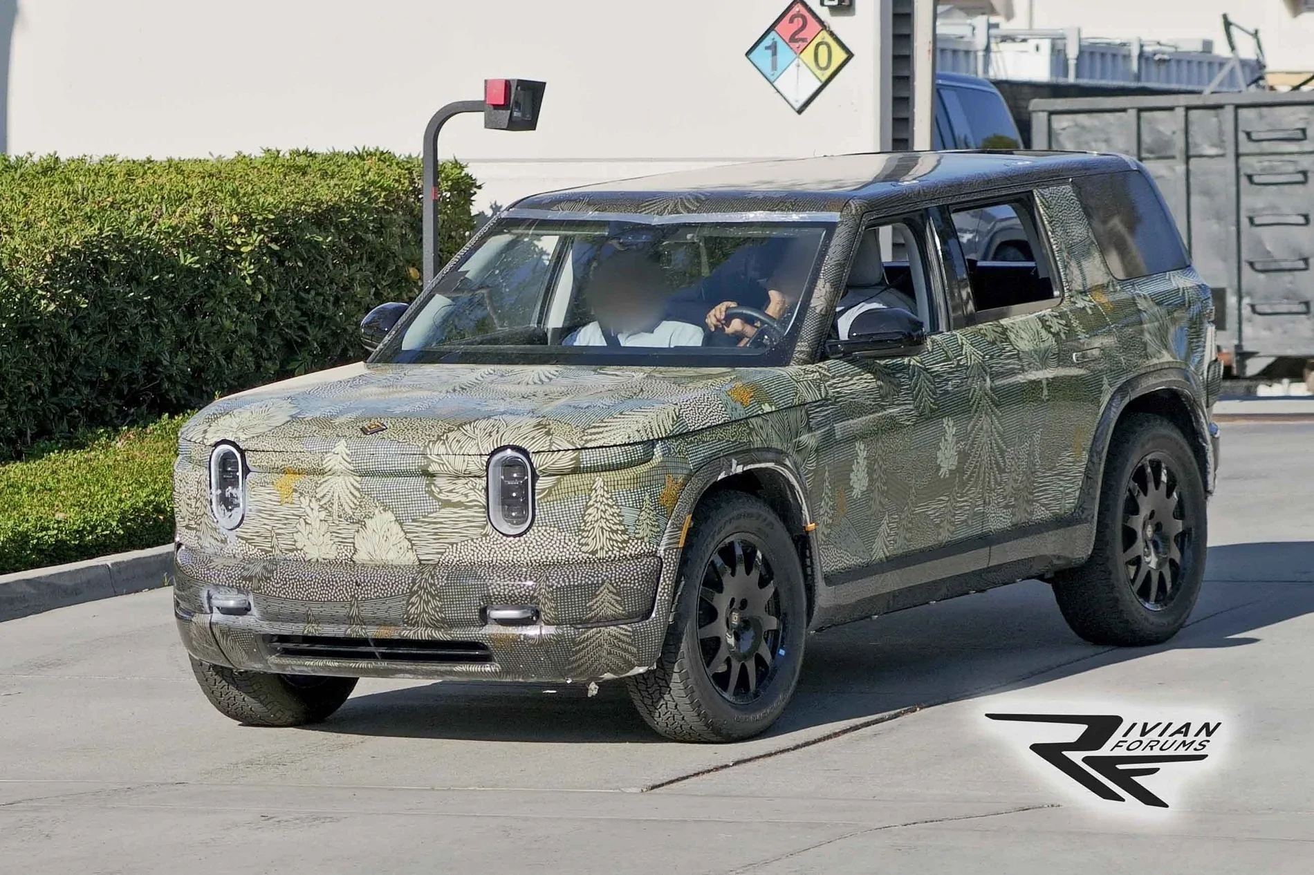 Rivian R1T R1S 2026 R2 spotted with roll-down rear window! (Aug 7) 📸 2026-rivian-r2-prototype-new-wrap-august-7-2025-1