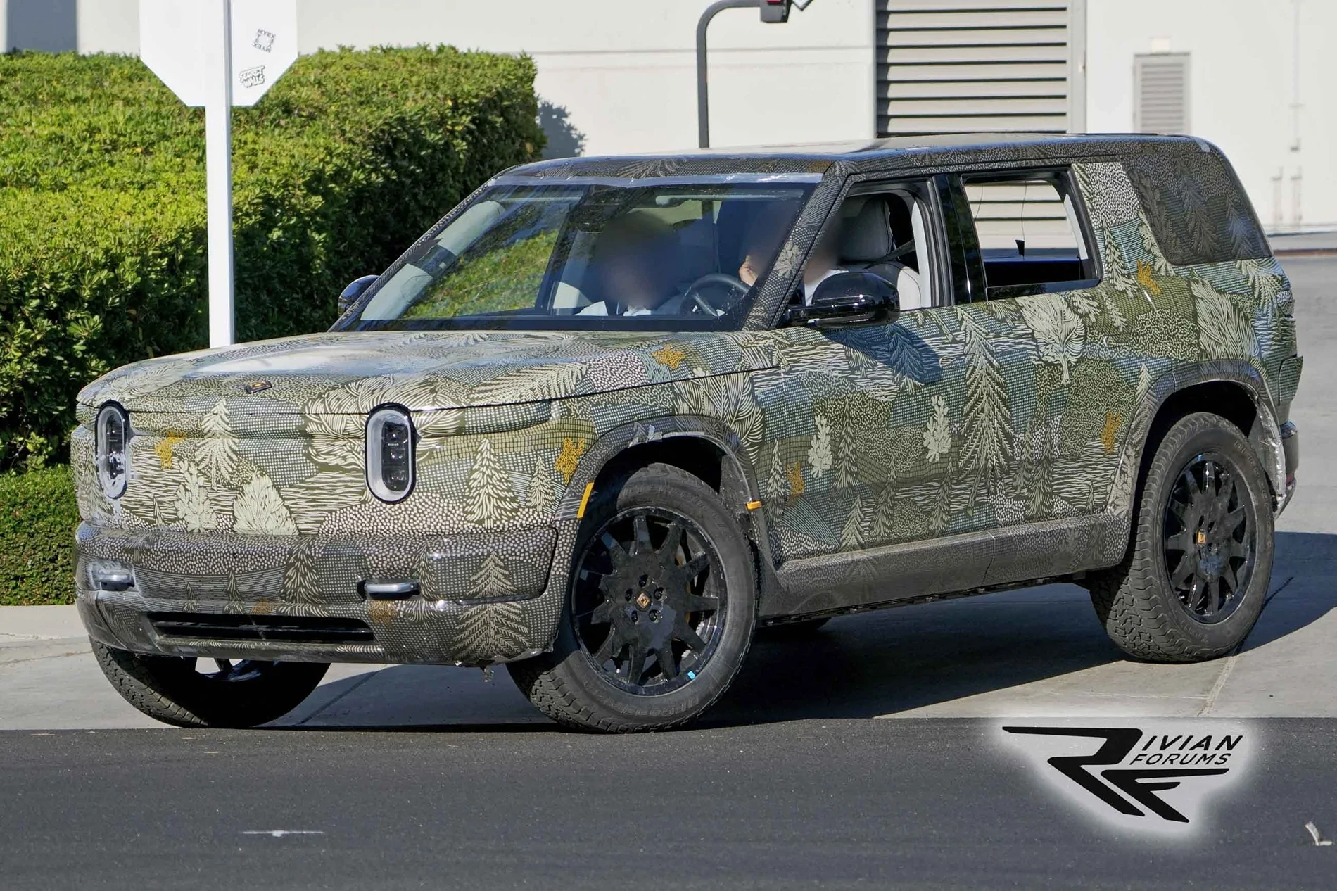 Rivian R1T R1S 2026 R2 spotted with roll-down rear window! (Aug 7) 📸 2026-rivian-r2-prototype-new-wrap-august-7-2025-3