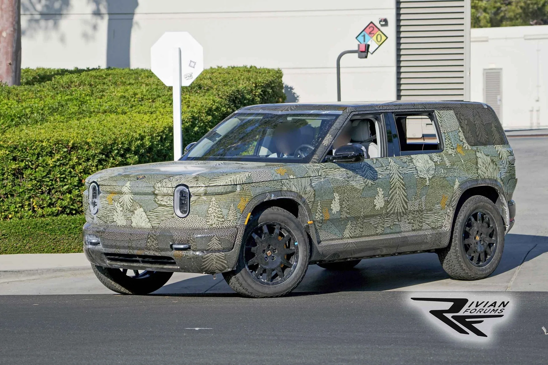 Rivian R1T R1S 2026 R2 spotted with roll-down rear window! (Aug 7) 📸 2026-rivian-r2-prototype-new-wrap-august-7-2025-4