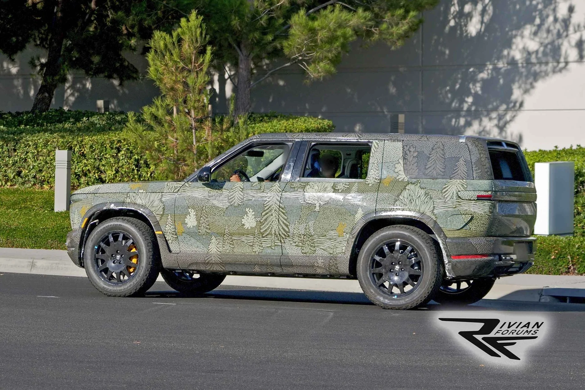 Rivian R1T R1S 2026 R2 spotted with roll-down rear window! (Aug 7) 📸 2026-rivian-r2-prototype-new-wrap-august-7-2025-6