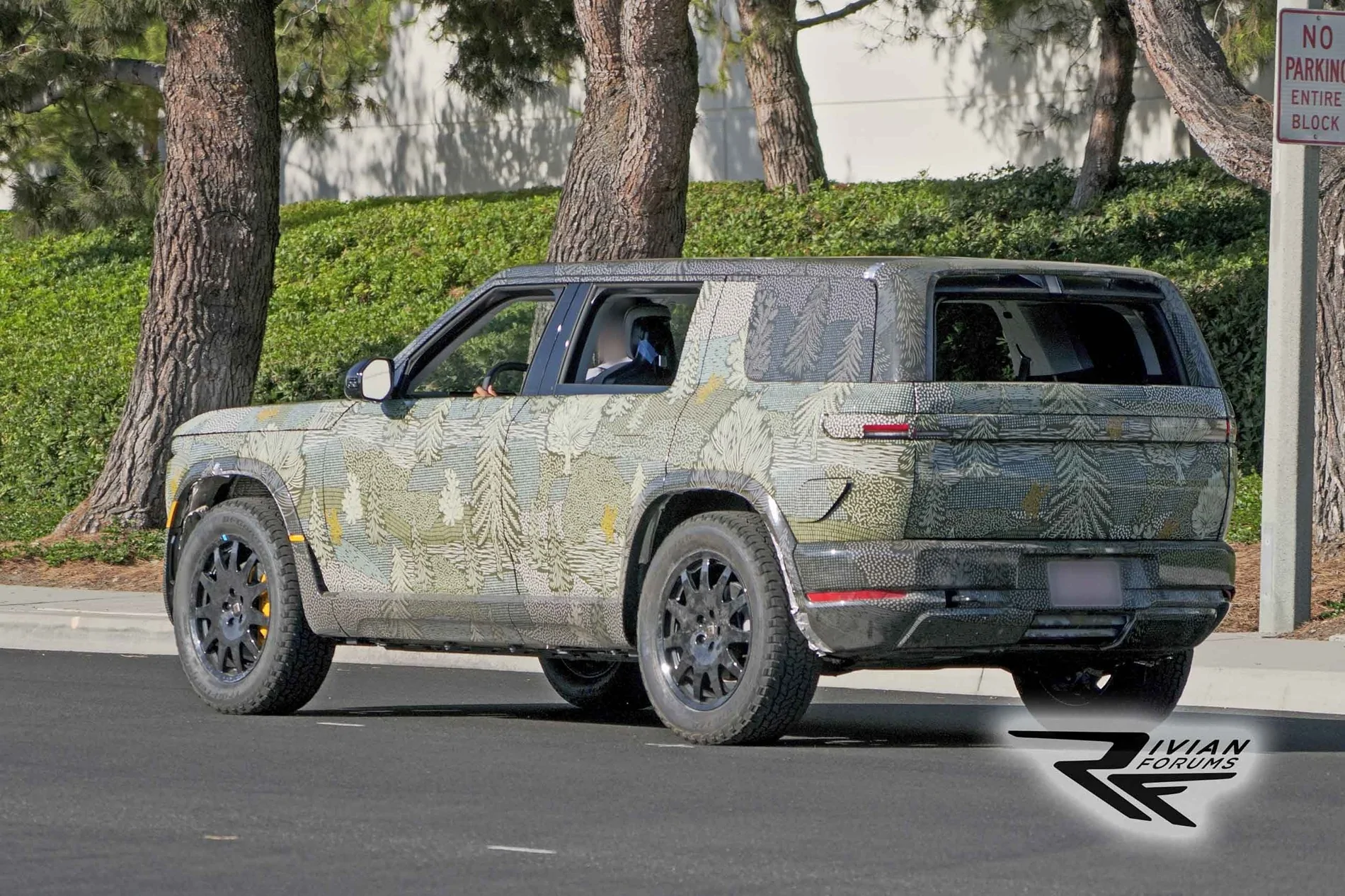 Rivian R1T R1S 2026 R2 spotted with roll-down rear window! (Aug 7) 📸 2026-rivian-r2-prototype-new-wrap-august-7-2025-8