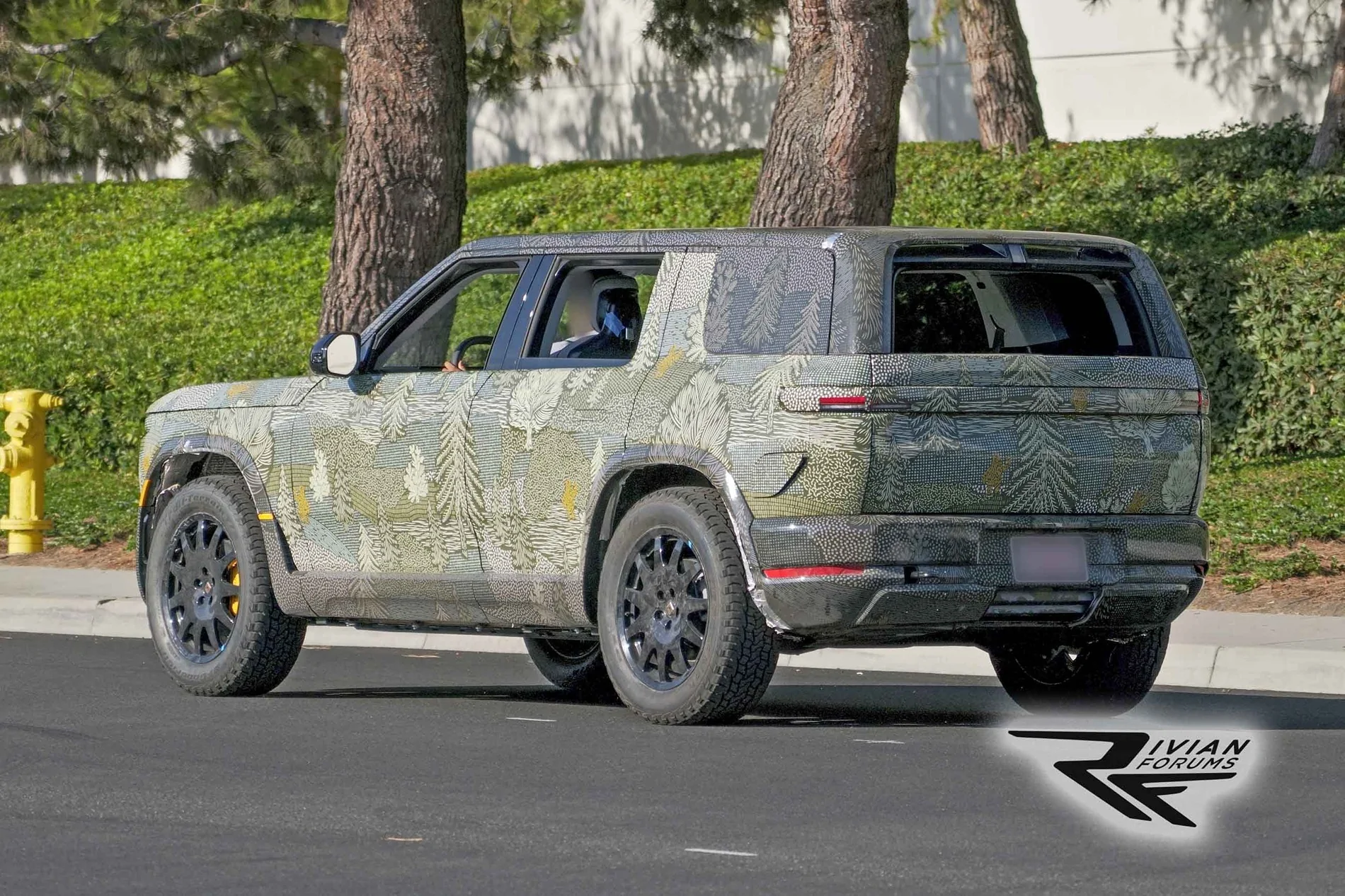 Rivian R1T R1S 2026 R2 spotted with roll-down rear window! (Aug 7) 📸 2026-rivian-r2-prototype-new-wrap-august-7-2025-9