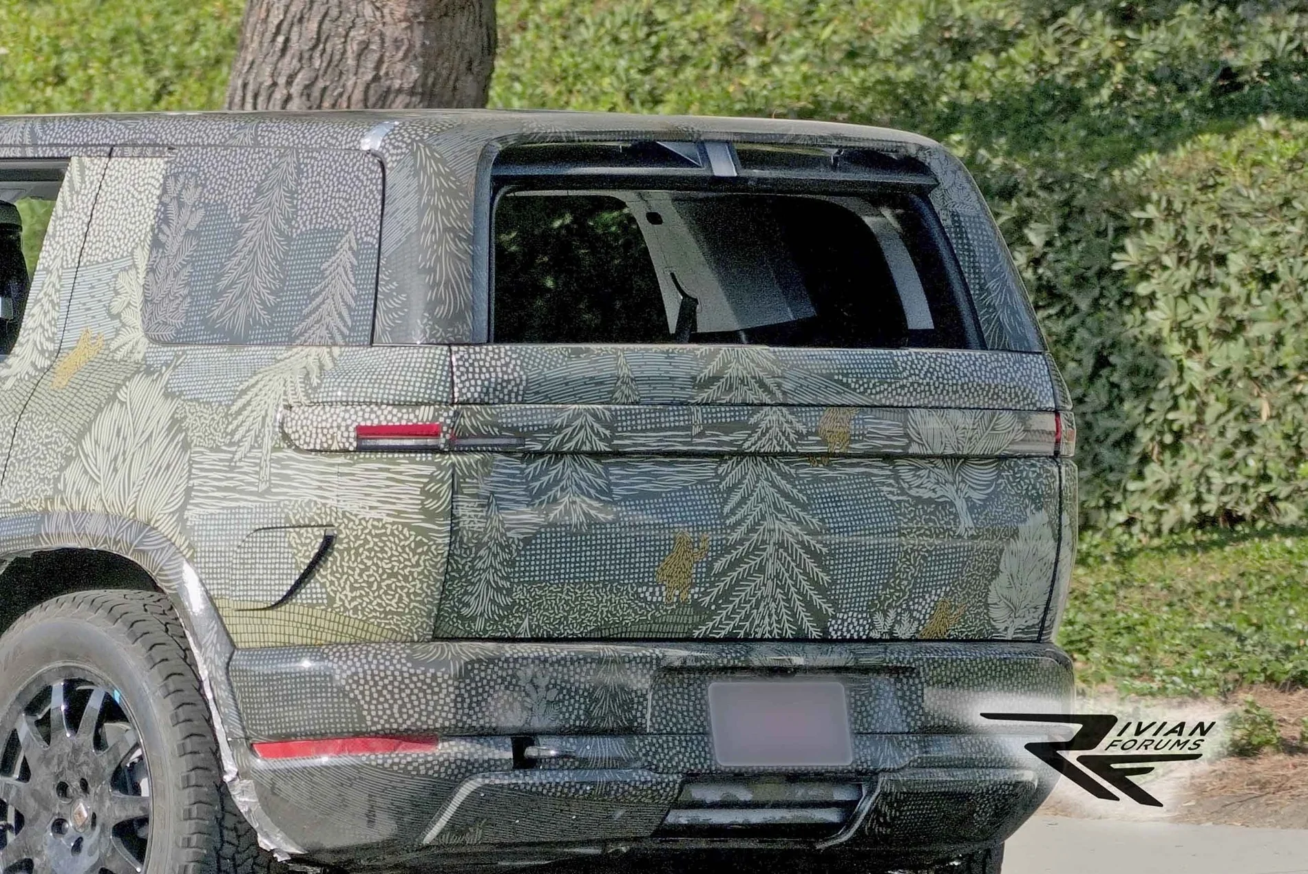 Rivian R1T R1S 2026 R2 spotted with roll-down rear window! (Aug 7) 📸 2026-rivian-r2-prototype-new-wrap-august-7-2025-10
