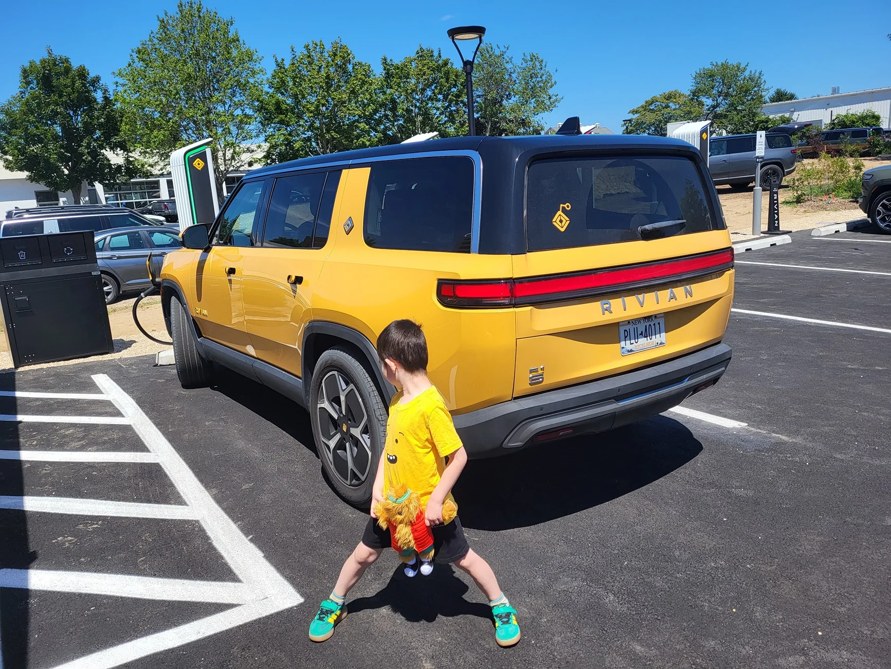 Rivian R1T R1S ? COMPASS YELLOW R1S  Photos 20250809_122329