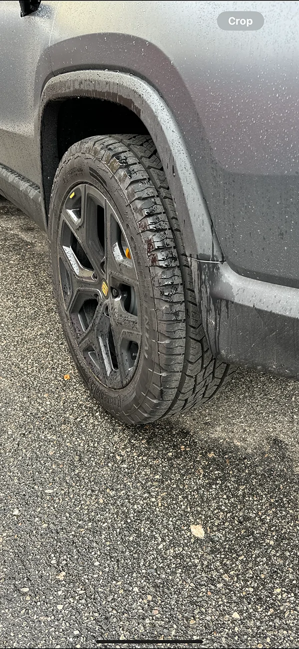 Rivian R1T R1S Off-roading with 22" Range wheels on R1S Dual Standard? TerrainContact AT 22