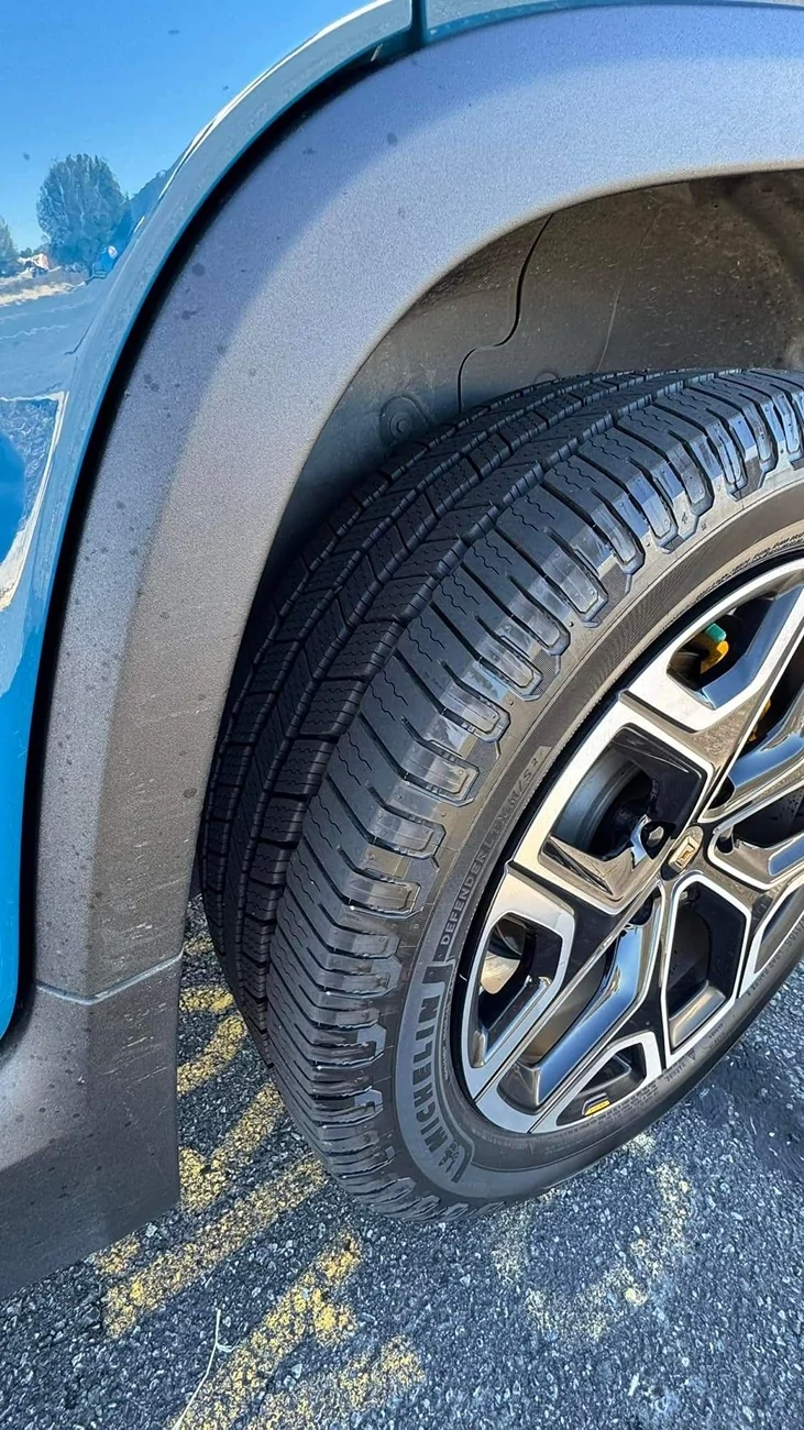 Rivian R1T R1S Off-roading with 22" Range wheels on R1S Dual Standard? defender 2024-11-17 23.27.17