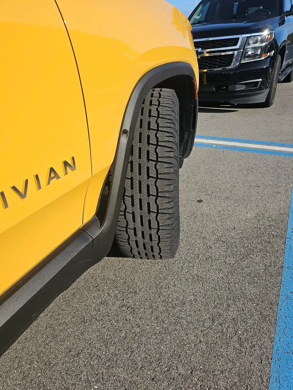 Rivian R1T R1S Off-roading with 22" Range wheels on R1S Dual Standard? michelin defender ltx platinum
