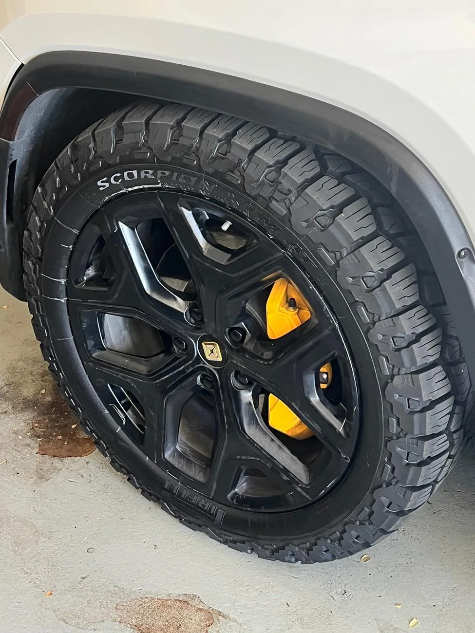 Rivian R1T R1S Off-roading with 22" Range wheels on R1S Dual Standard? Pirelli XTM AT 22 sid