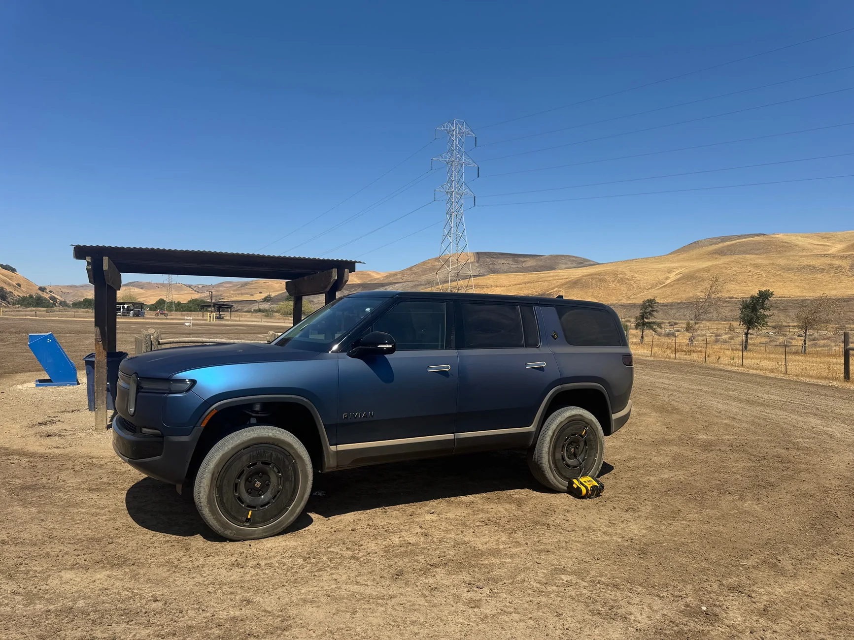 Rivian R1T R1S Off-roading with 22" Range wheels on R1S Dual Standard? IMG_4215