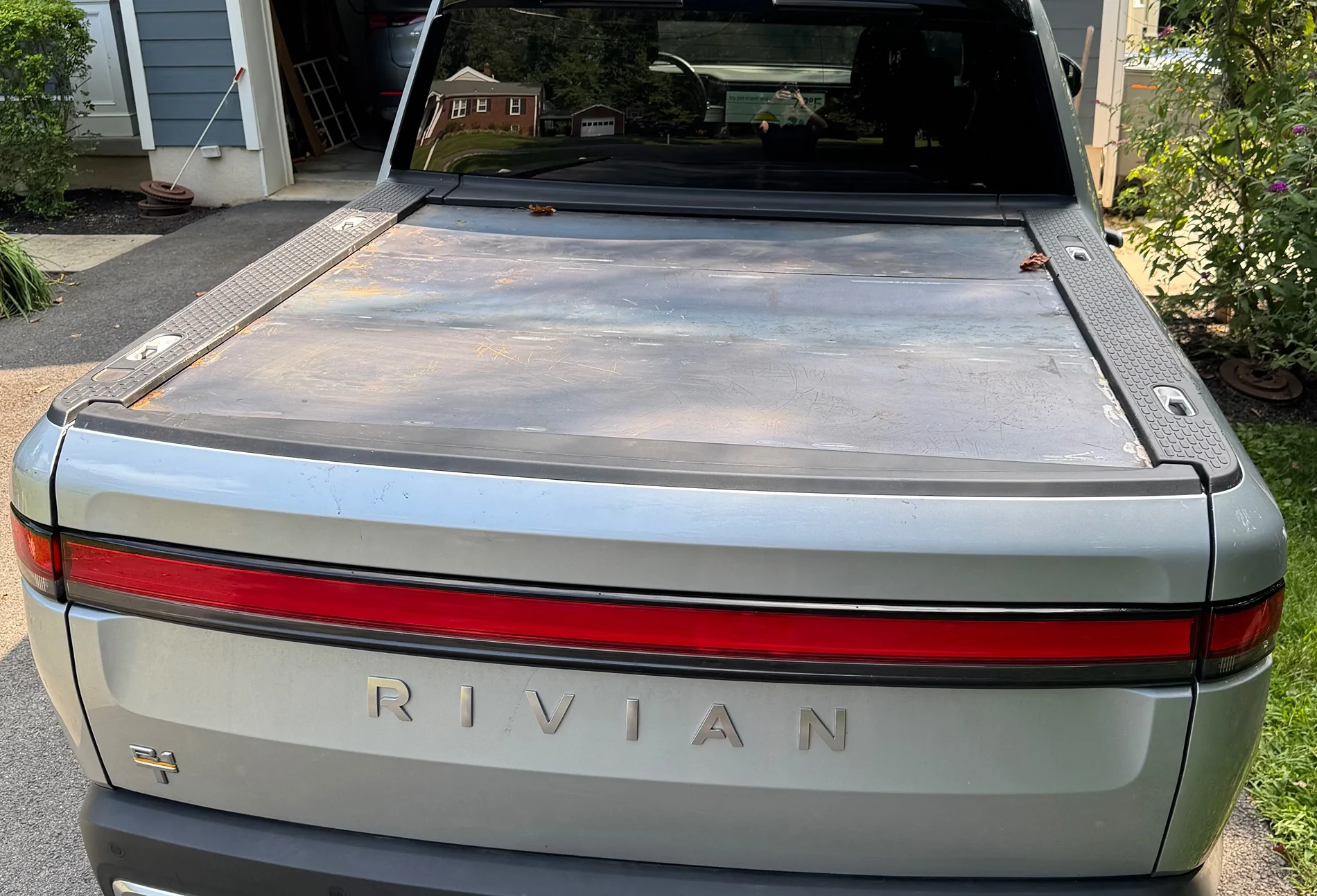 Rivian R1T R1S Steel Tonneau Cover tonneau-full