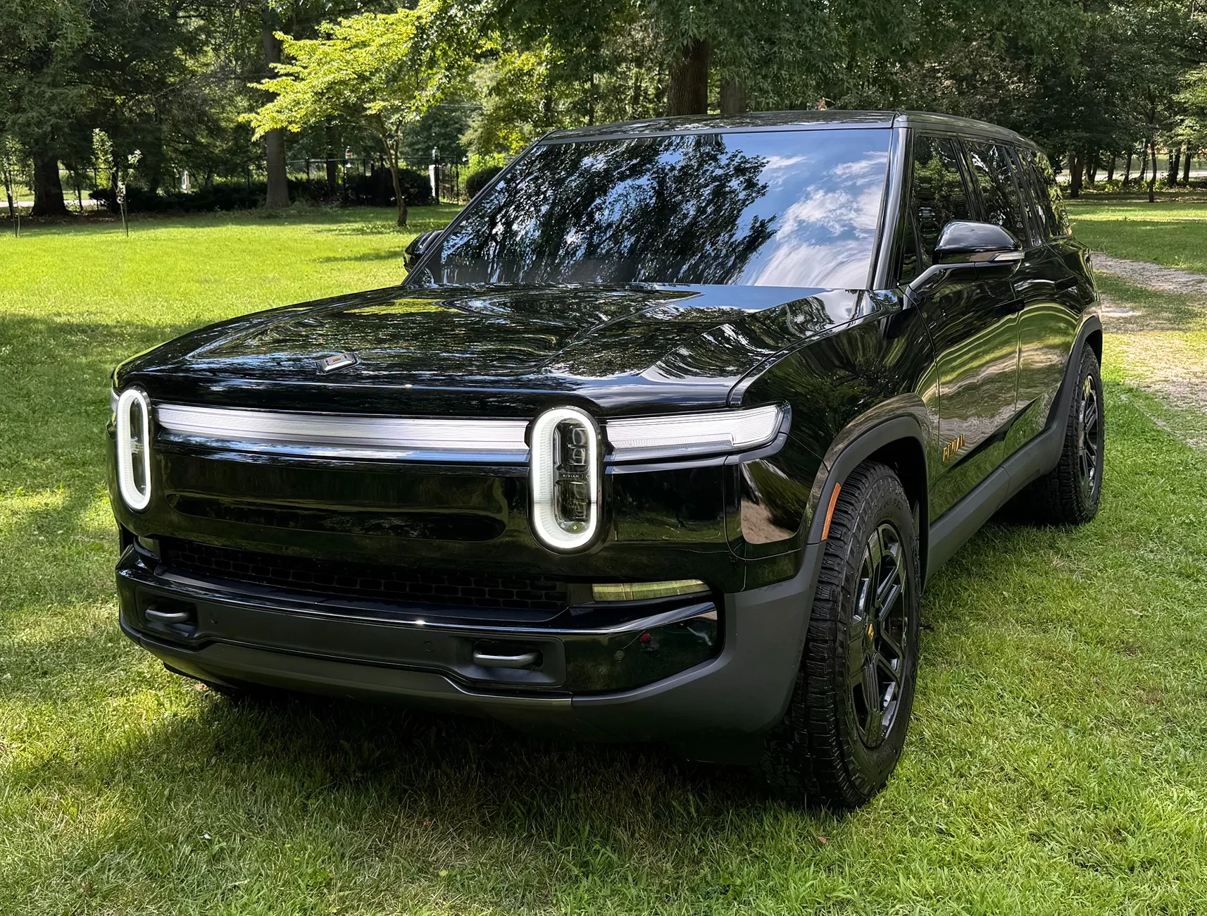 Rivian R1T R1S Did someone say Armor? Real Ballistic Armored (Bulletproof) R1S Tri Motor in production process... R1S_Body