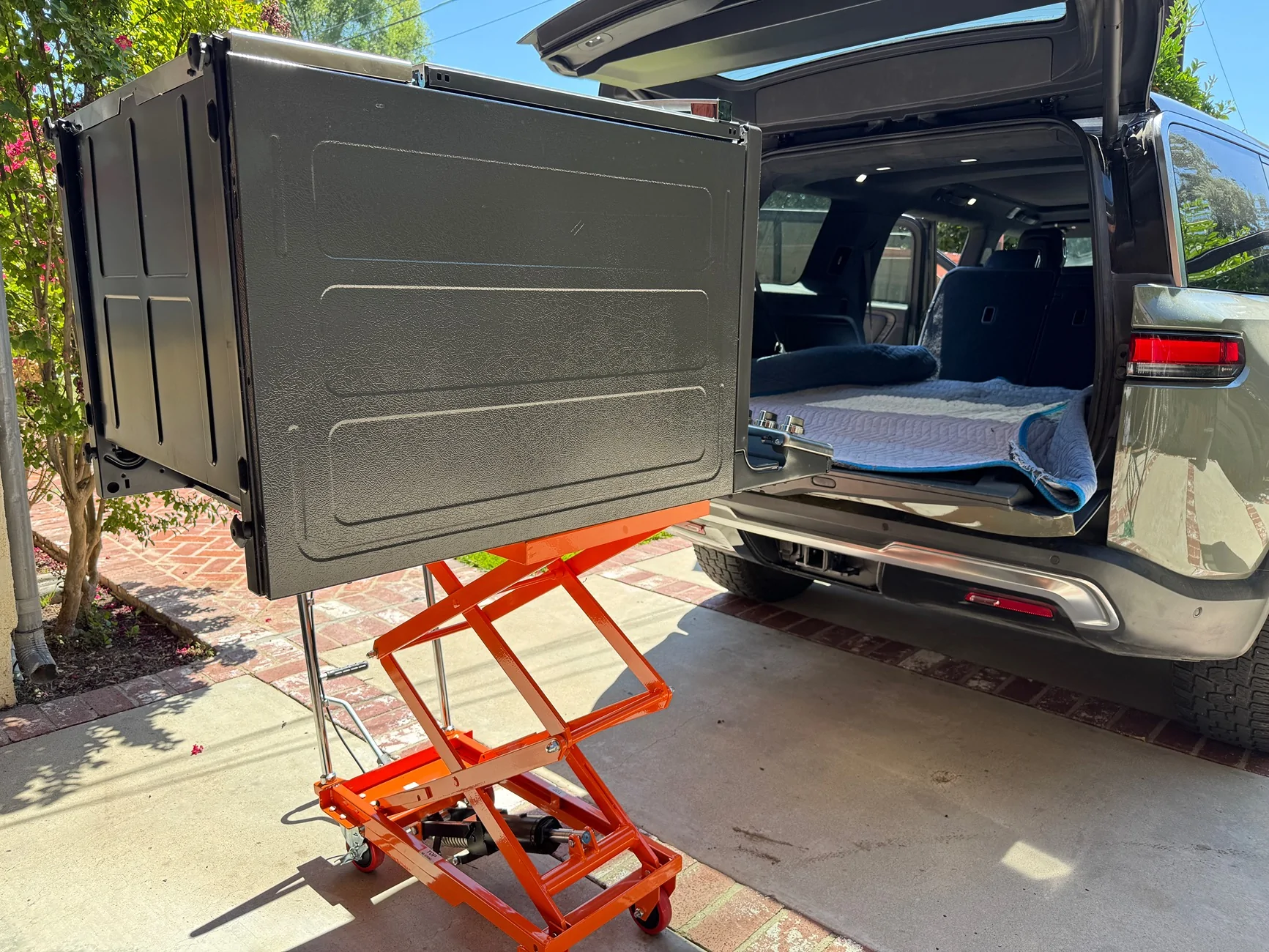 Rivian R1T R1S 👋Vote for August's RWCev ROTM HERE!! 2bbonkSubmission2howard
