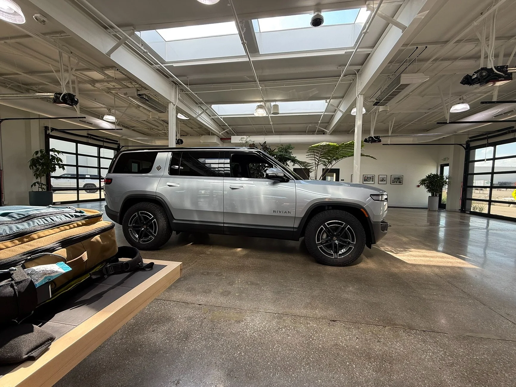 Rivian R1T R1S Out of Spec Kyle takes factory delivery of cheapest R1S on sale Gyeqz-3WwAA_wI3