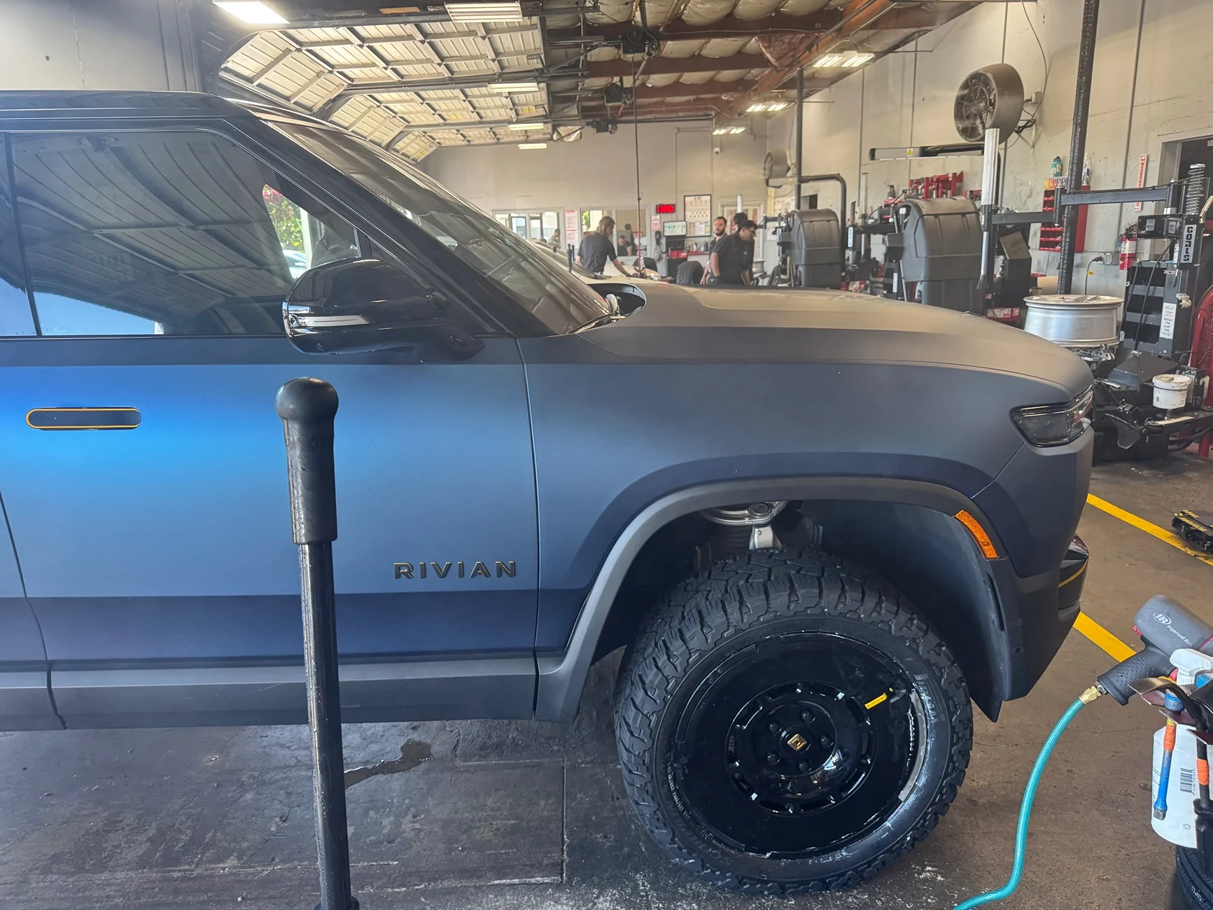Rivian R1T R1S Off-roading with 22" Range wheels on R1S Dual Standard? IMG_4307