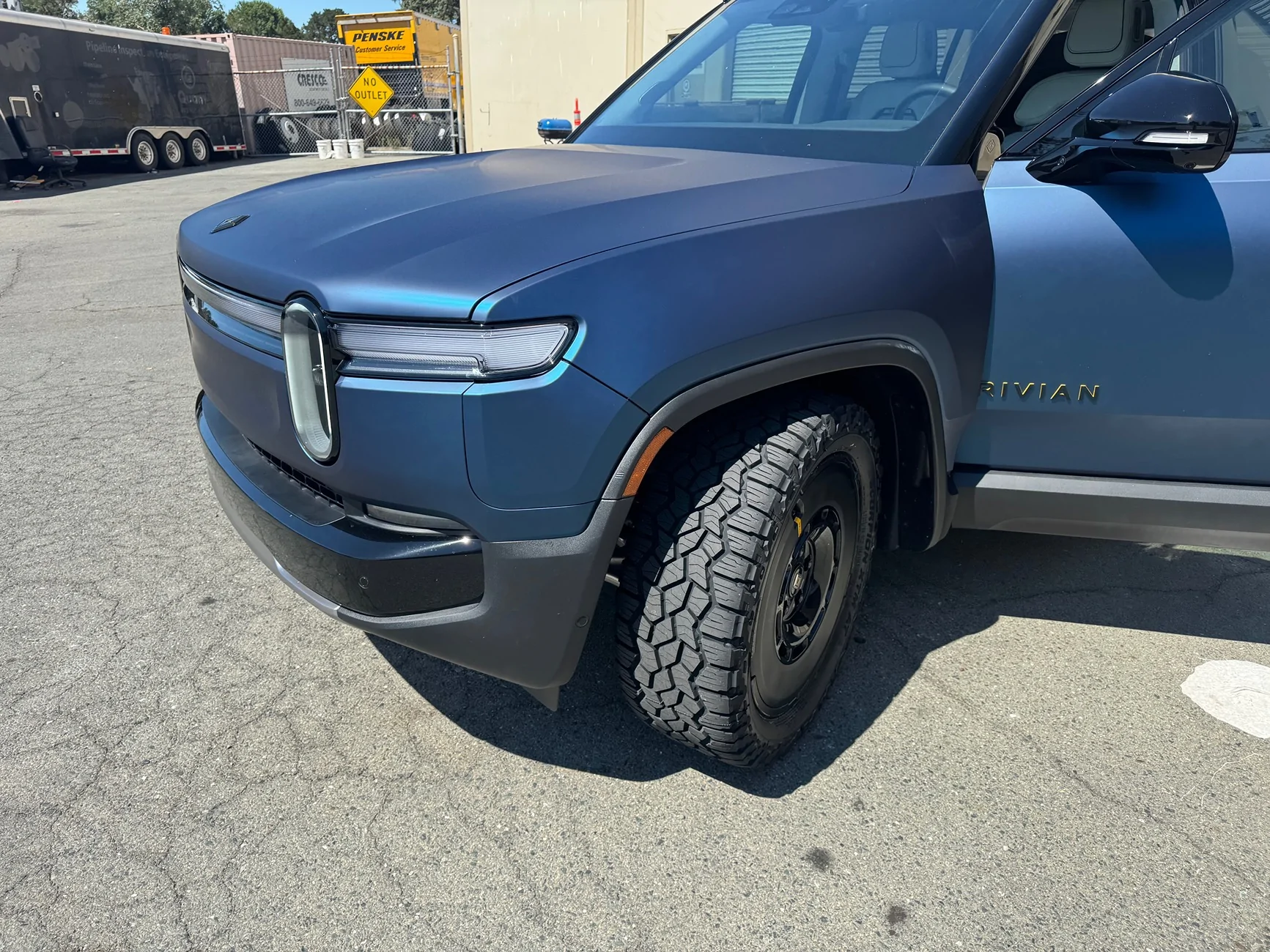 Rivian R1T R1S Off-roading with 22" Range wheels on R1S Dual Standard? IMG_4309