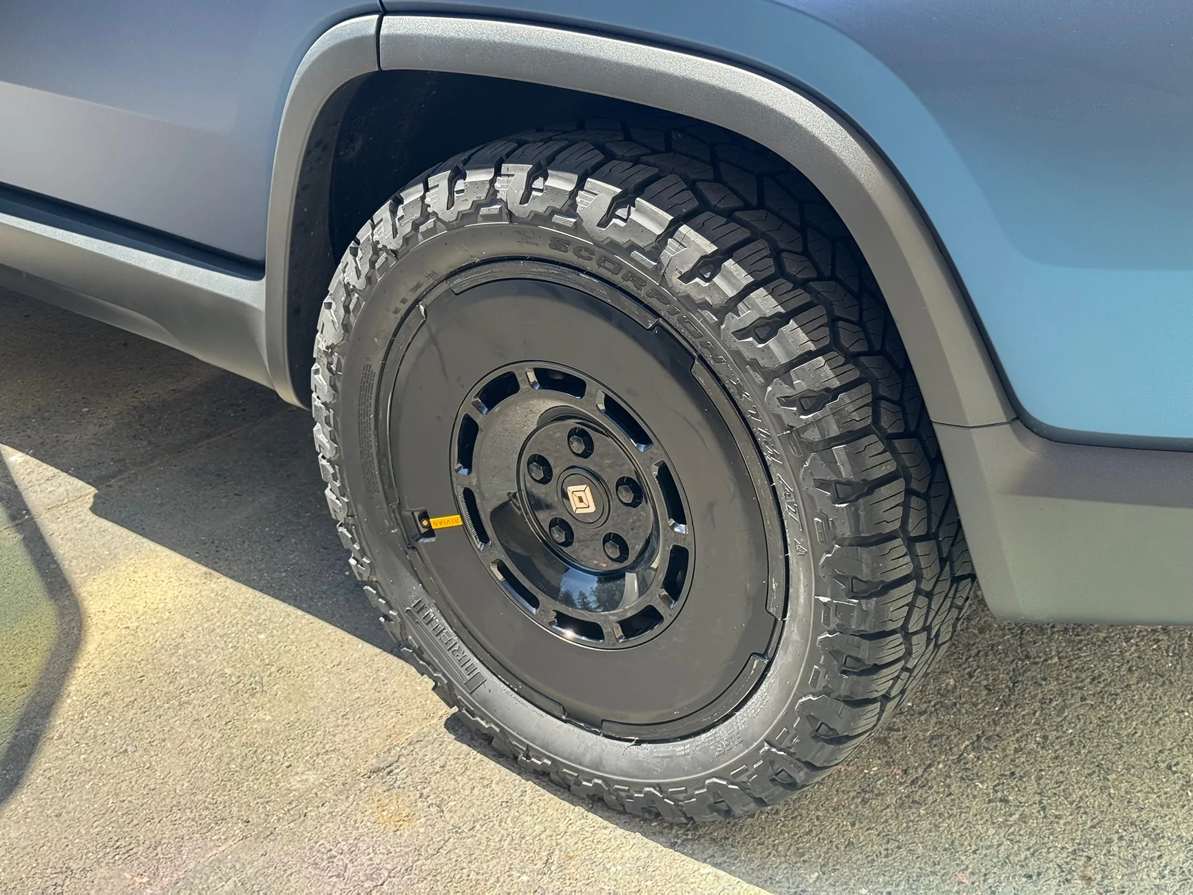 Rivian R1T R1S Off-roading with 22" Range wheels on R1S Dual Standard? IMG_4310