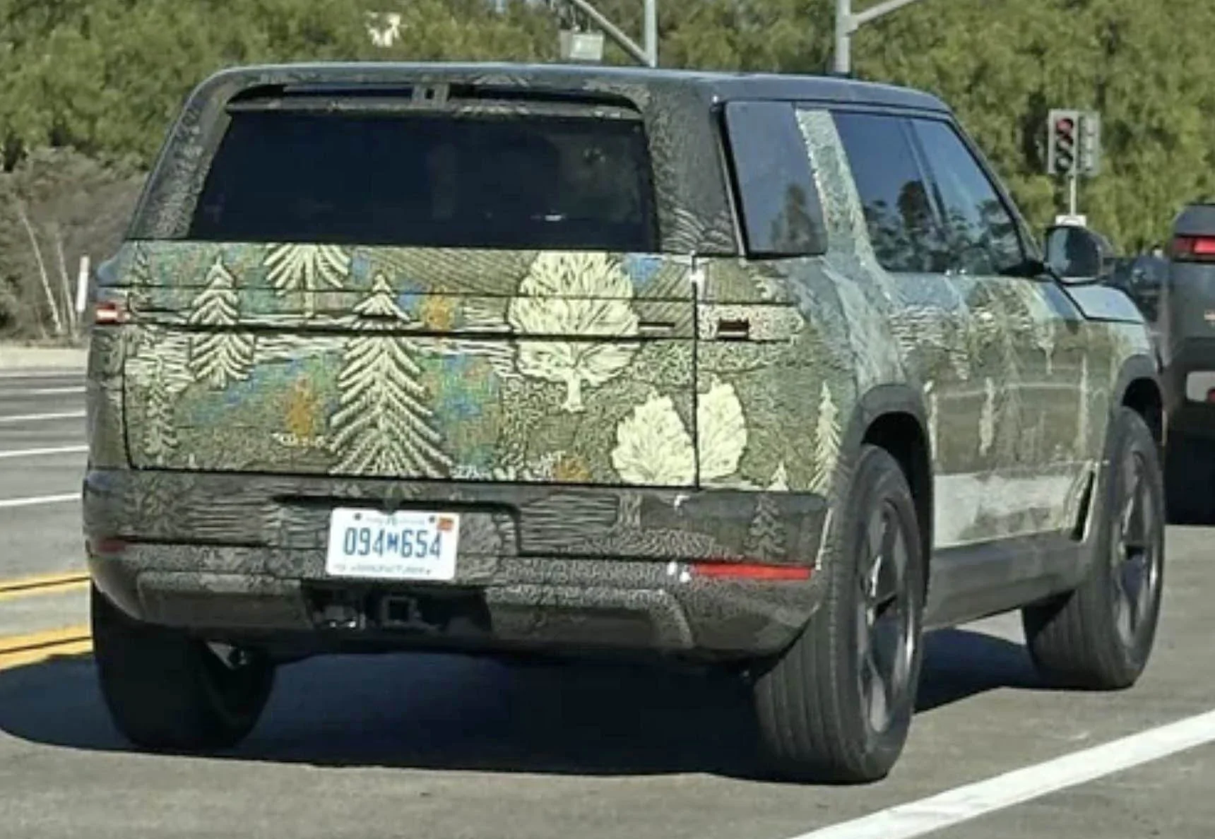 Rivian R1T R1S R2 spotted with rear quarter window pop-out / vented + aero wheels R2 spotted with rear quarter window popped-out : vented + aero wheels 