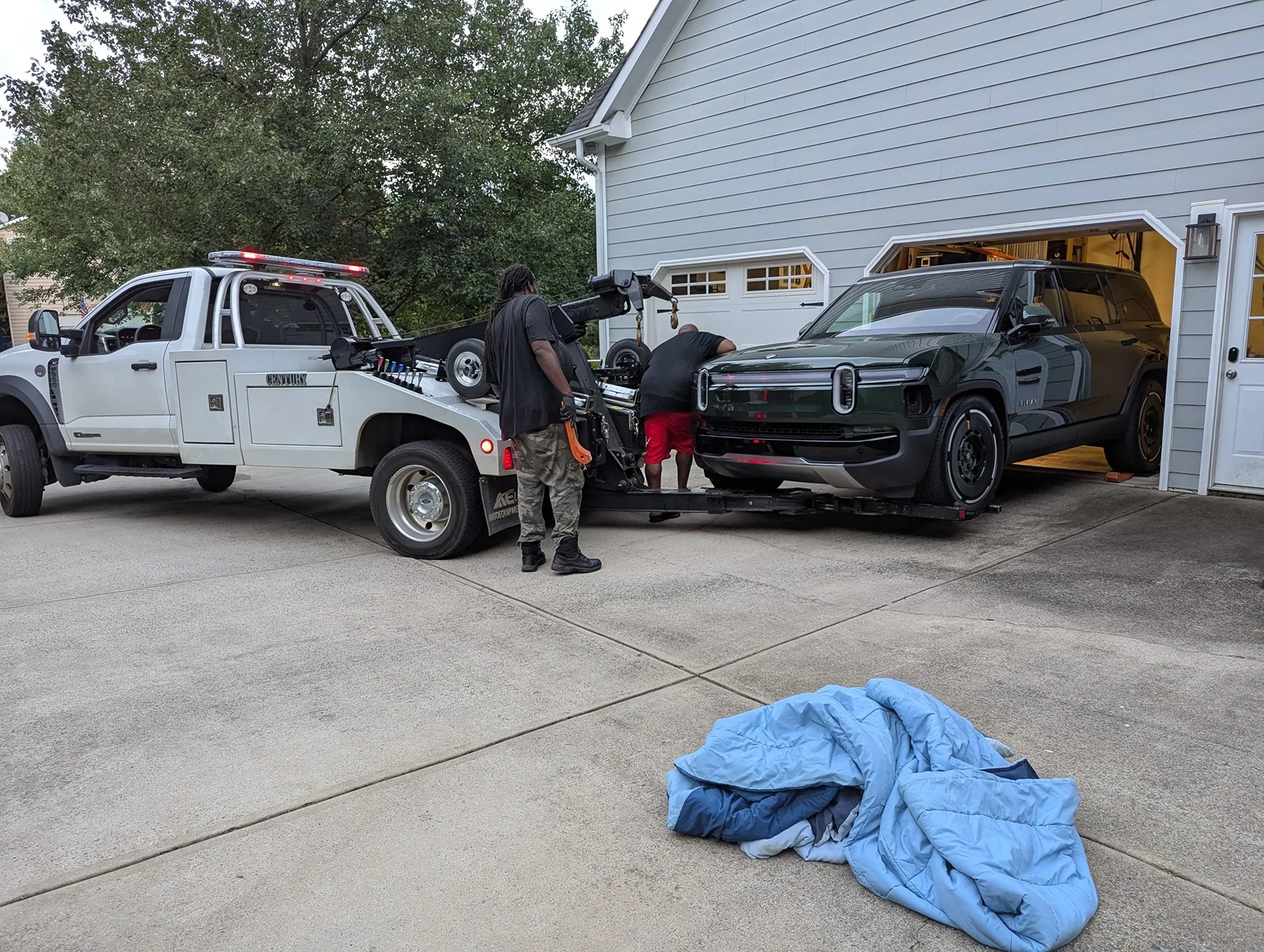 Rivian R1T R1S Gen2 R1S won't wake after hard reset 1000018400