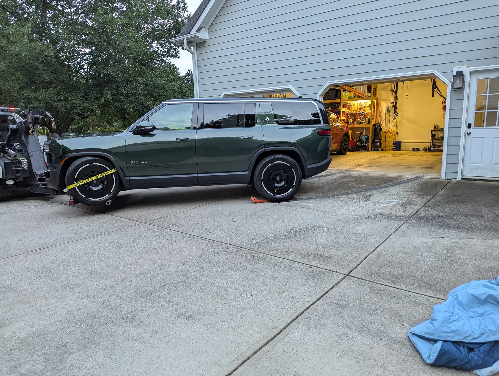 Rivian R1T R1S Gen2 R1S won't wake after hard reset 1000018402