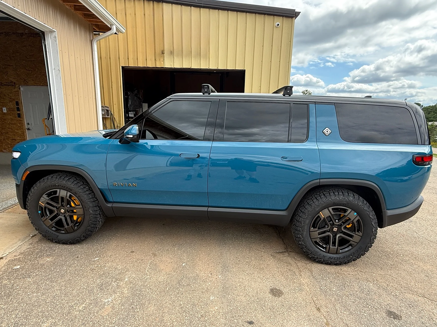 Rivian R1T R1S 20” Pirelli XTM AT Installed IMG_2412