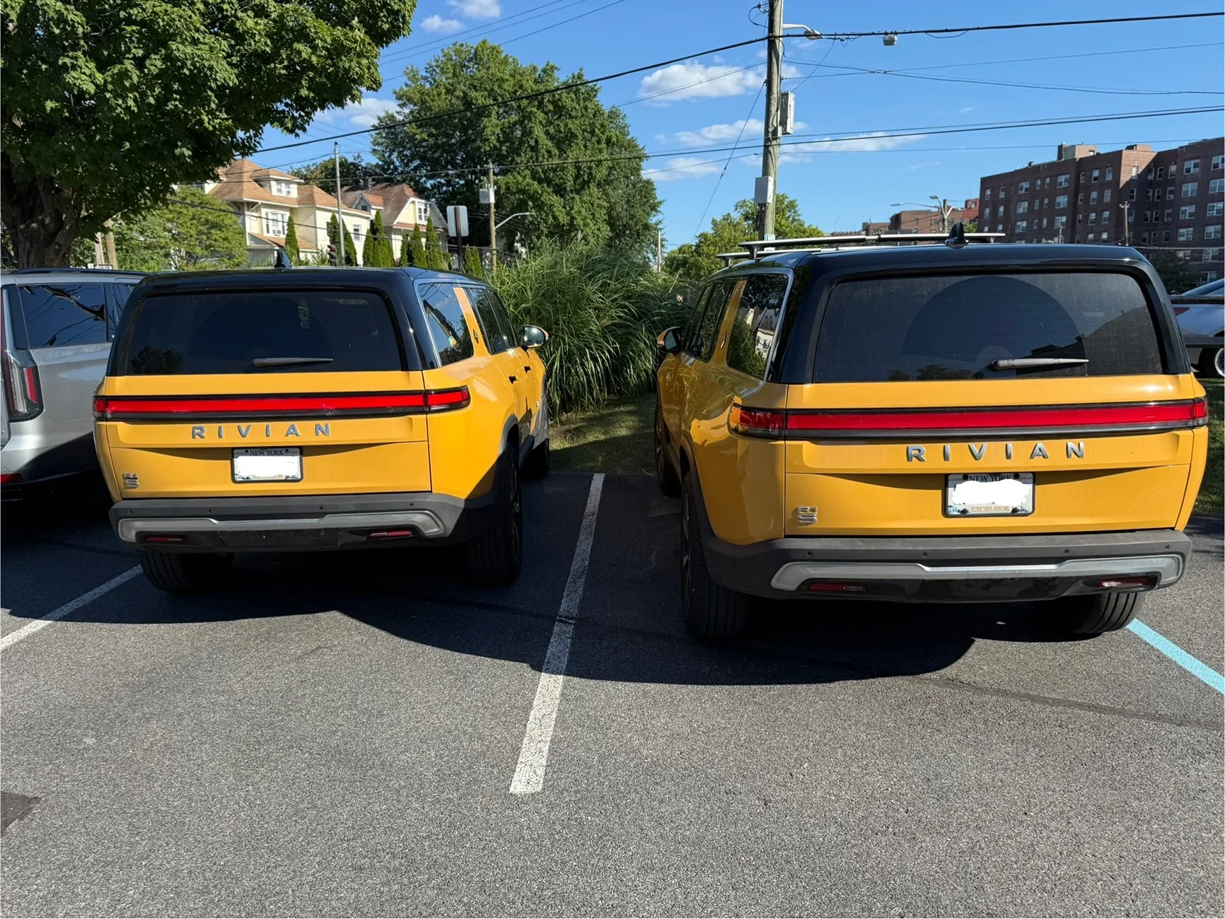 Rivian R1T R1S ? COMPASS YELLOW R1S  Photos IMG_8874