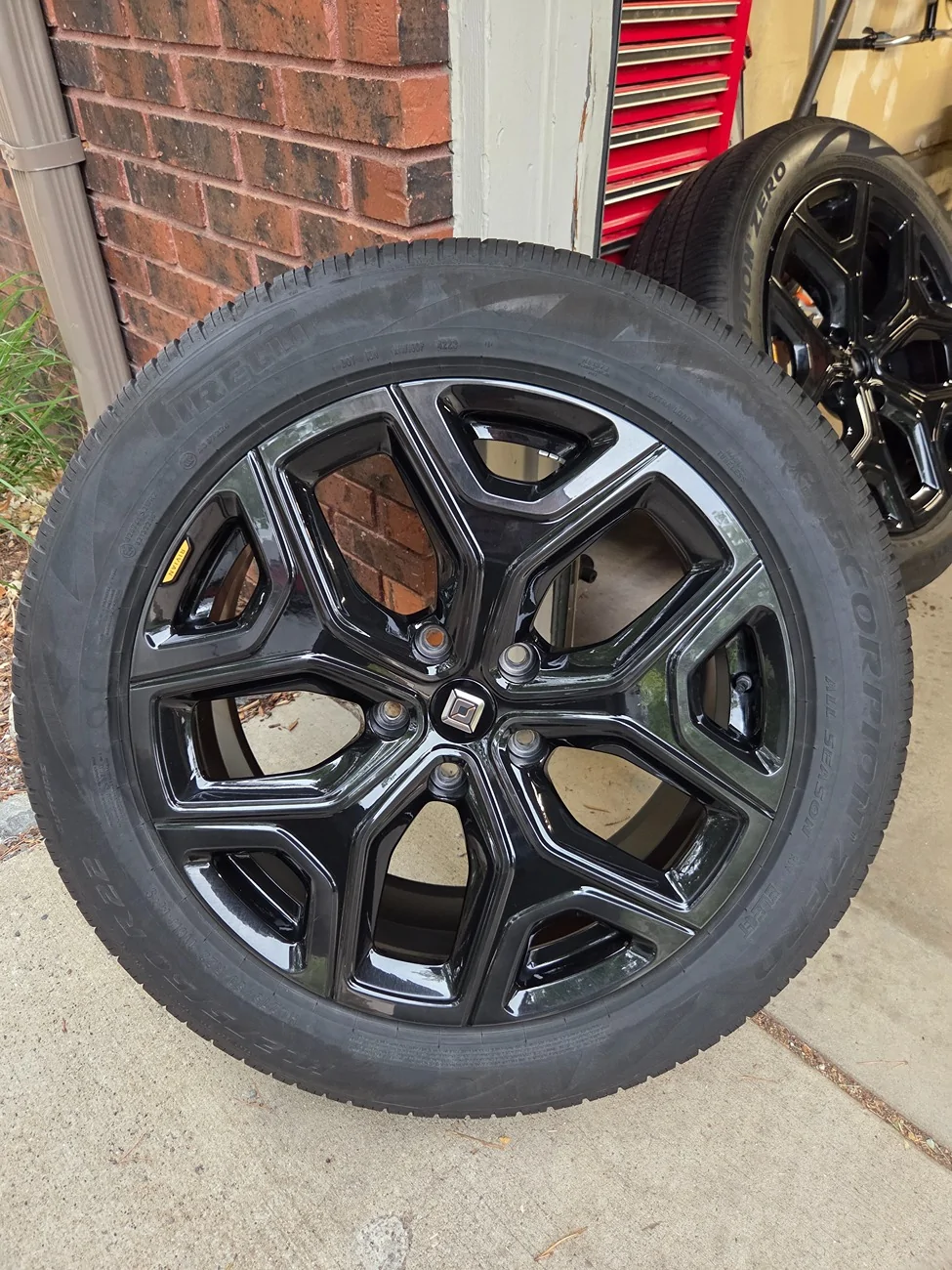 Rivian R1T R1S FS/WTT: OEM 22" Sport Dark set 20250824_182809