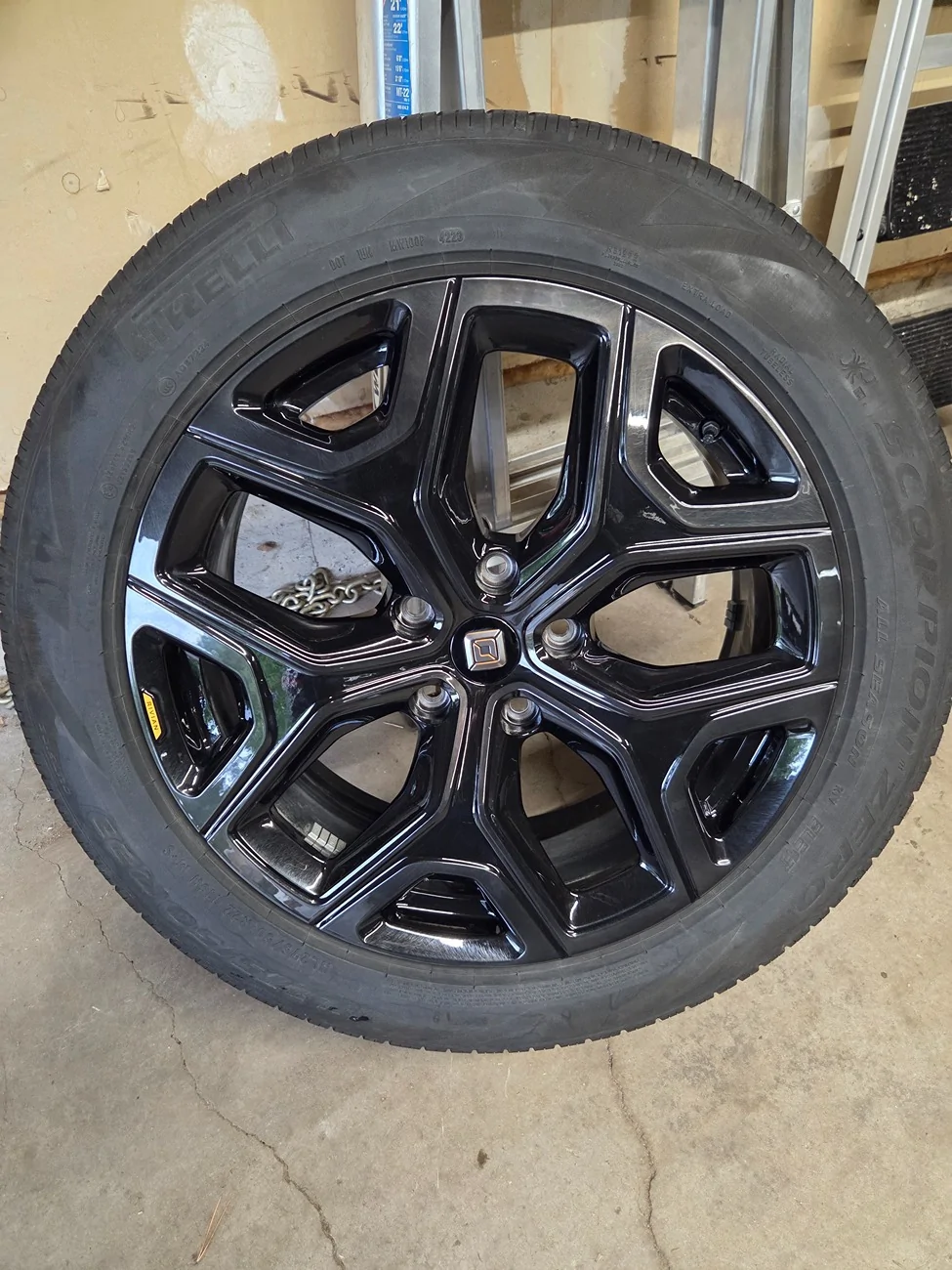Rivian R1T R1S FS/WTT: OEM 22" Sport Dark set 20250824_182821