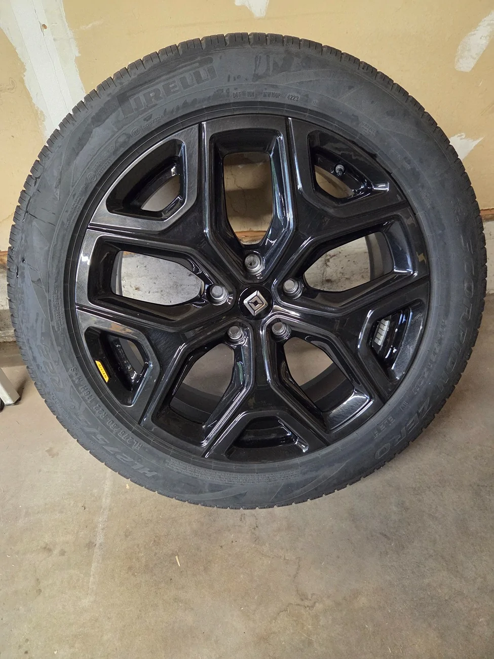 Rivian R1T R1S FS/WTT: OEM 22" Sport Dark set 20250824_182828