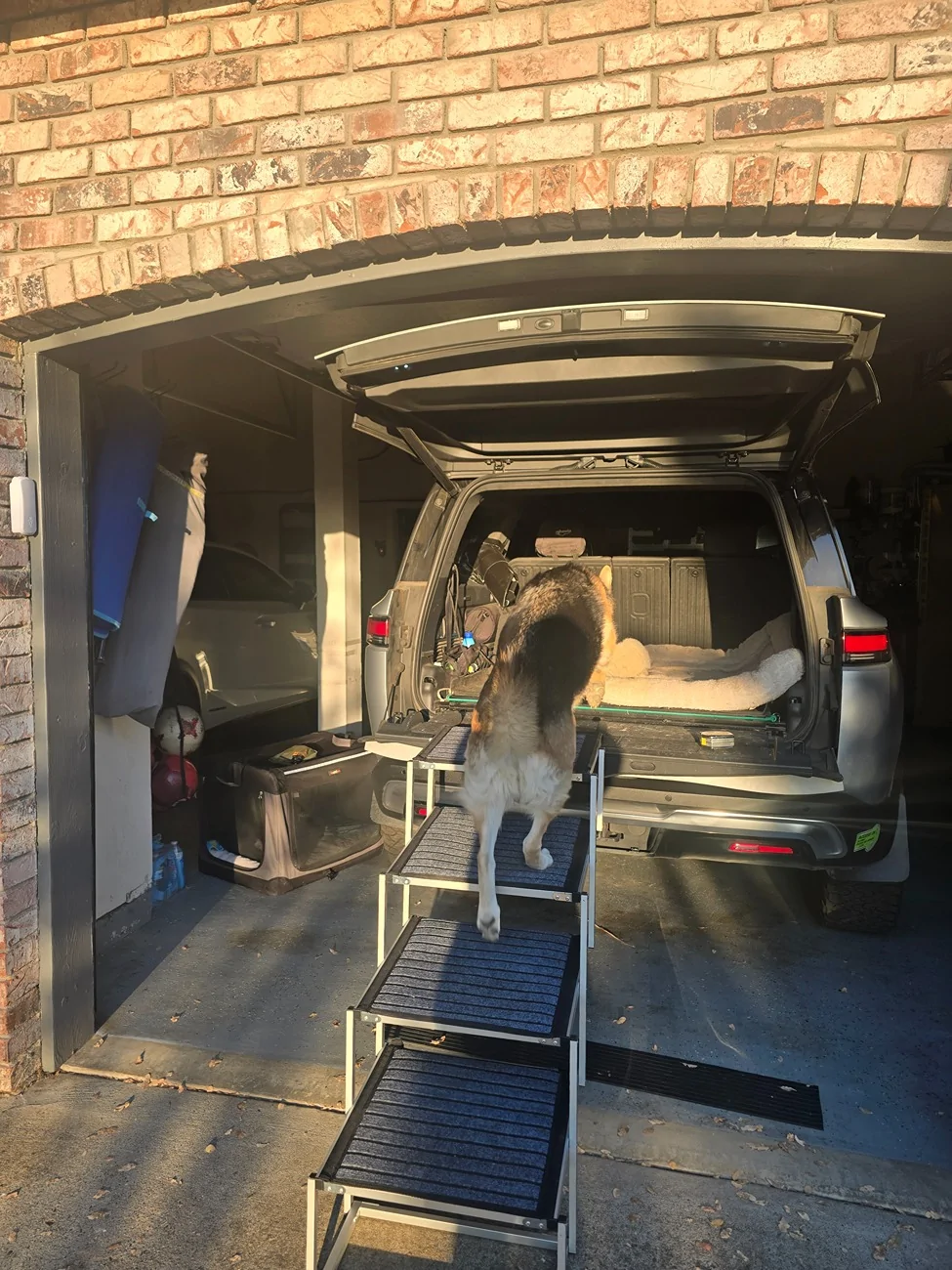 Rivian R1T R1S R1S tailgate height 20250825_070733