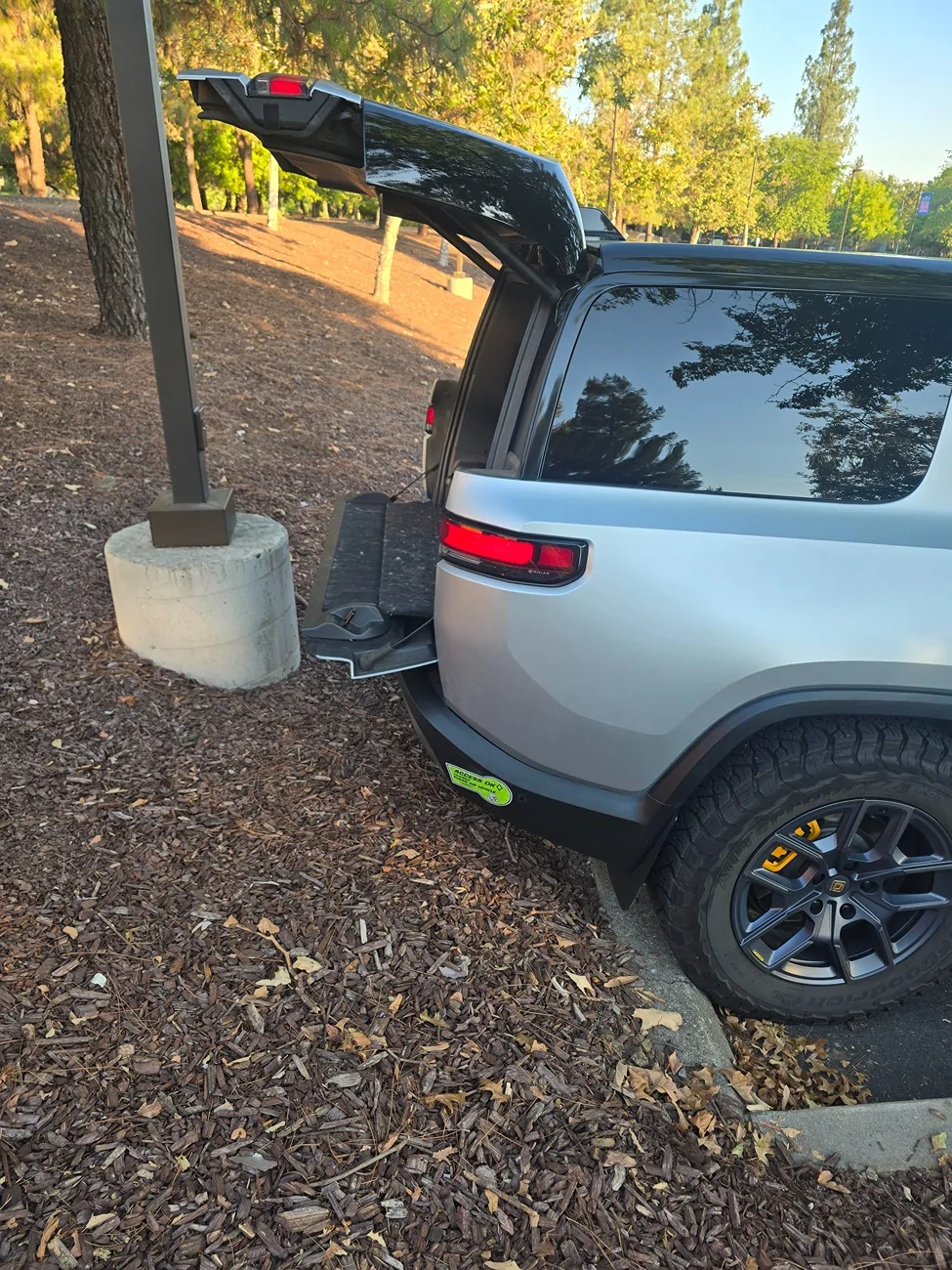 Rivian R1T R1S R1S tailgate height 17561310014972434097120377070419