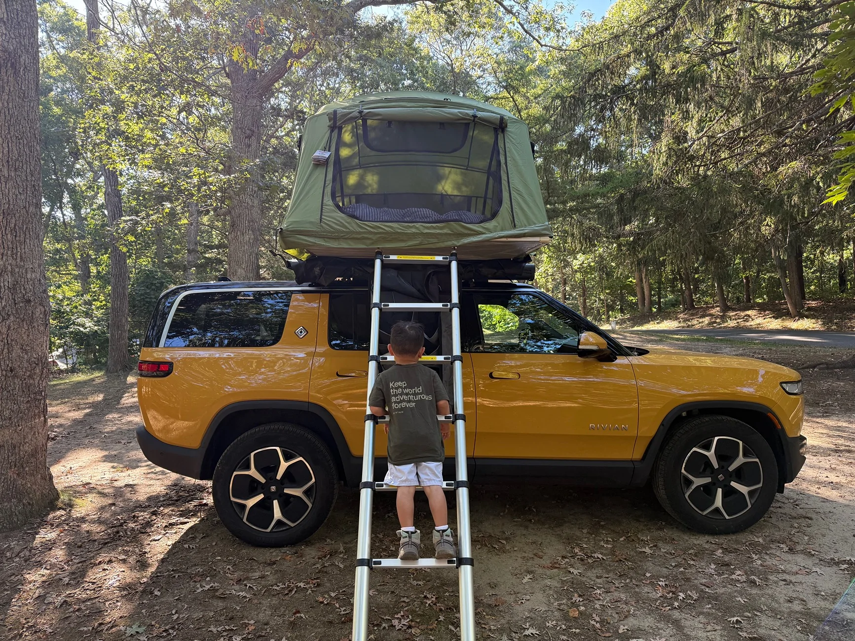 Rivian R1T R1S ? COMPASS YELLOW R1S  Photos IMG_9067