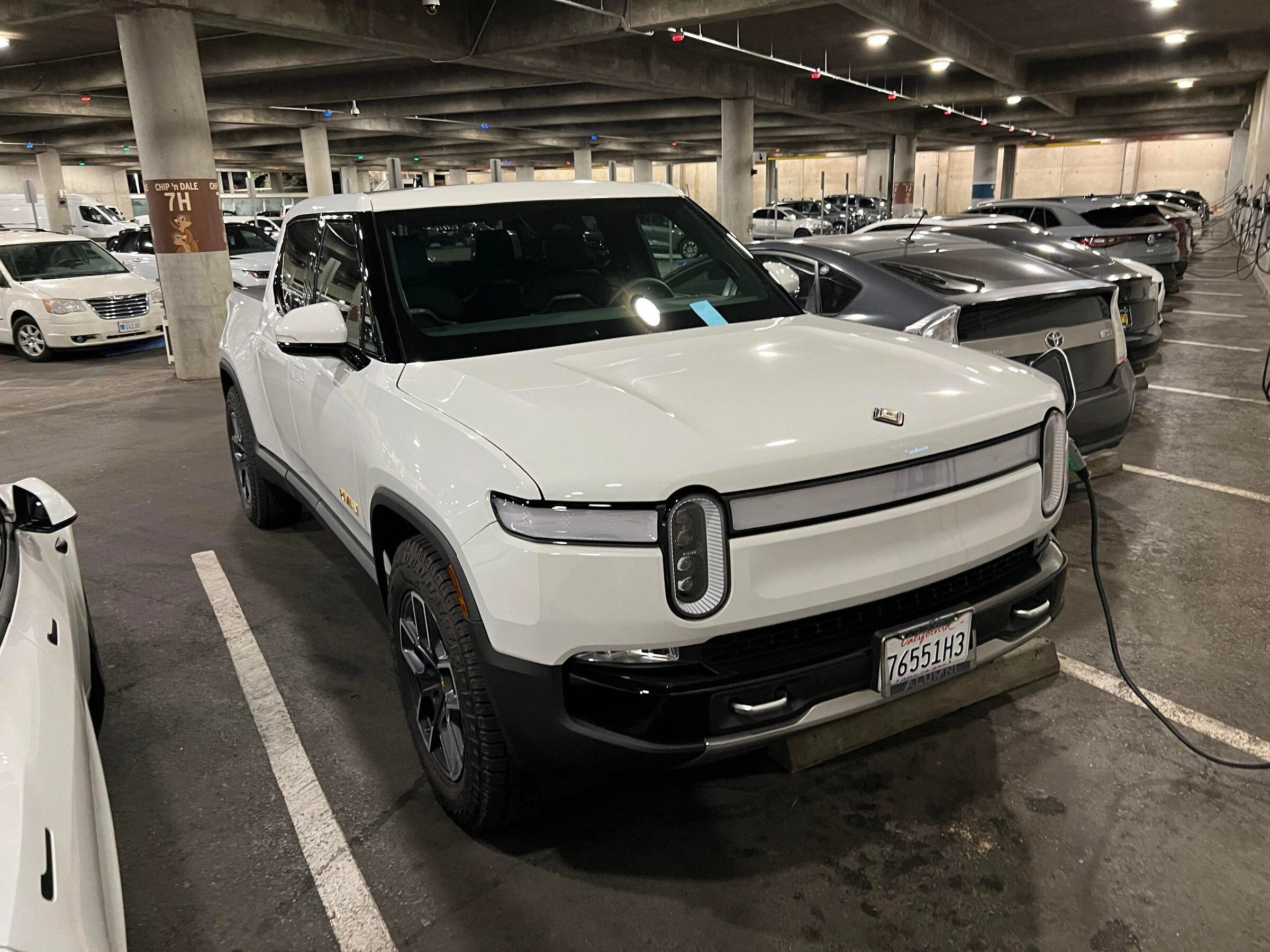 Rivian R1T R1S GLACIER WHITE R1T  Photos qwmnbxwltqe81