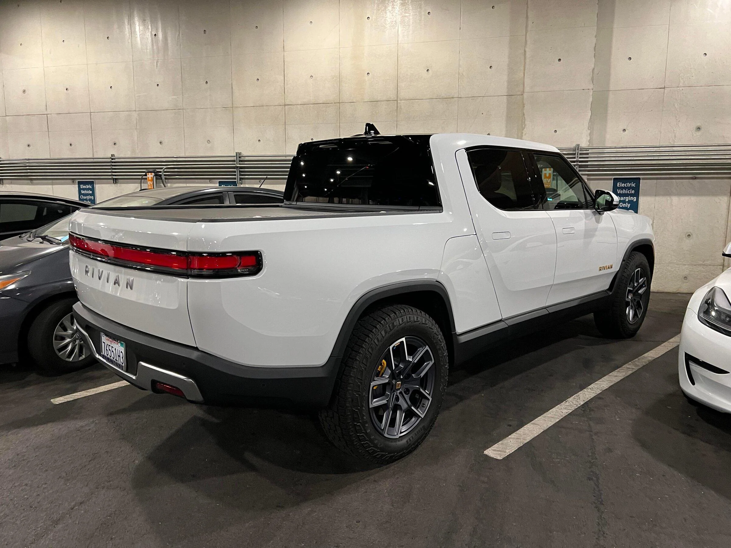 Rivian R1T R1S GLACIER WHITE R1T  Photos scd5uwwltqe81