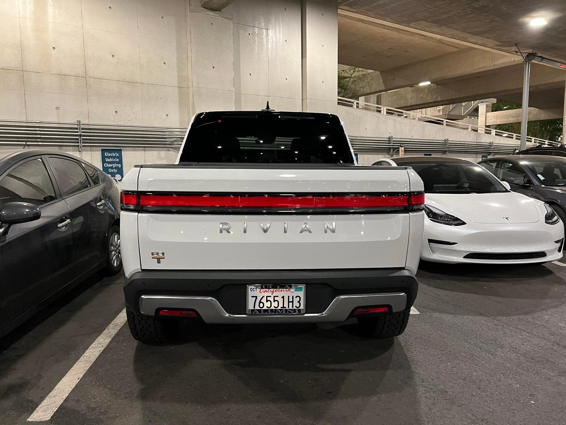 Rivian R1T R1S GLACIER WHITE R1T  Photos p7myn1xltqe81