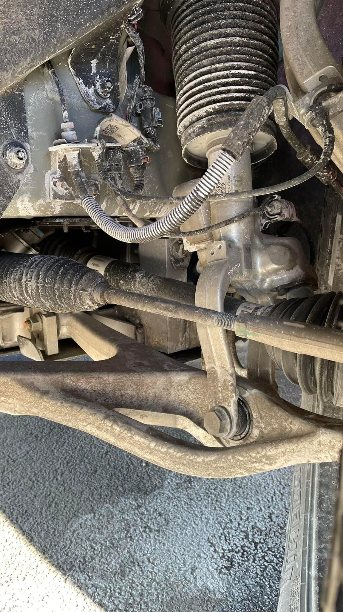 Rivian R1T R1S Pic request: R1T underside / undercarriage with and without Off-Road Upgrade 1DB81C33-7DC0-48CF-847F-30BE5C08D947