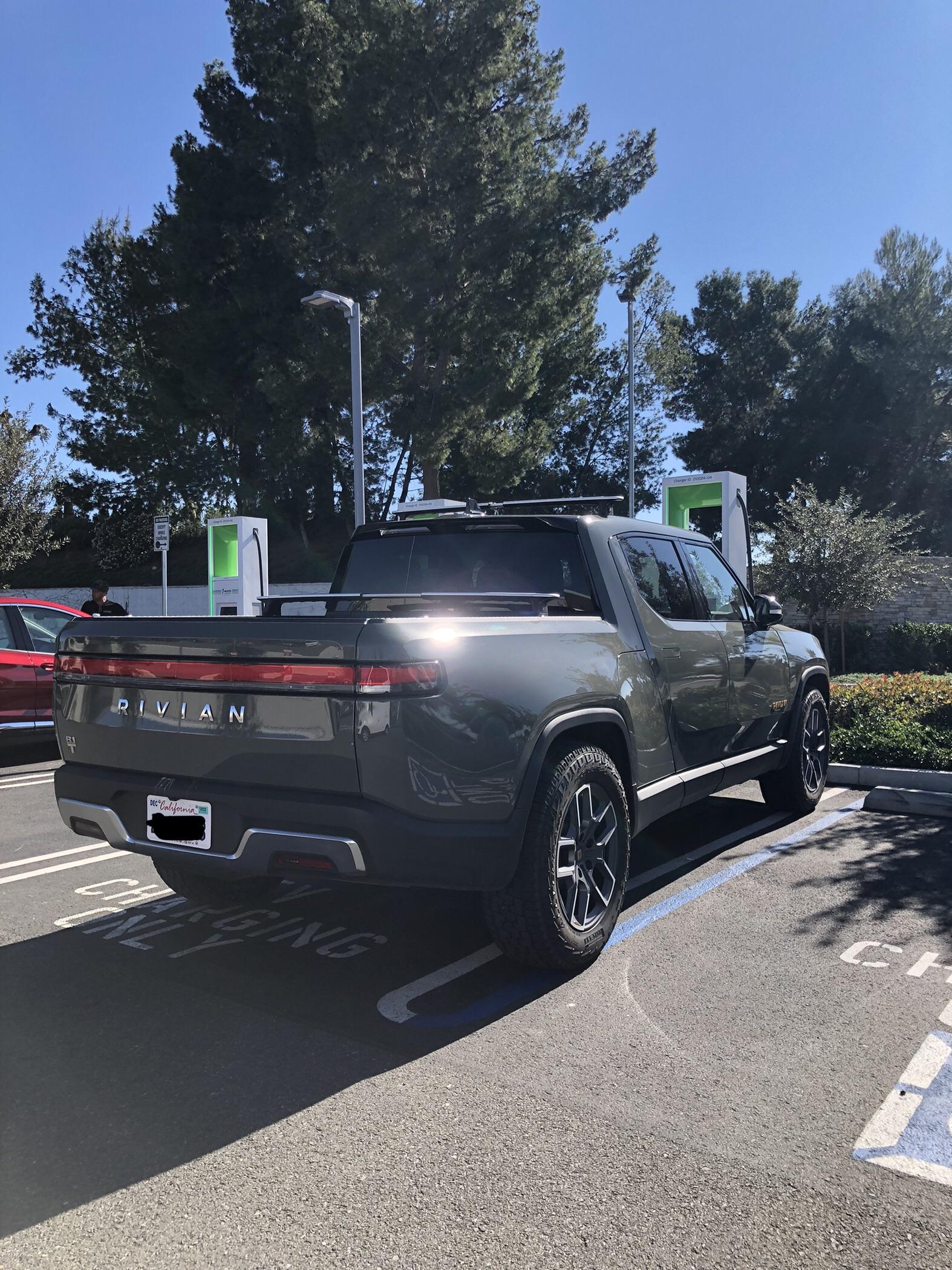 Rivian R1T R1S LAUNCH GREEN R1T Photos 25122179-A50F-4443-8FDA-7283DF89D9DA