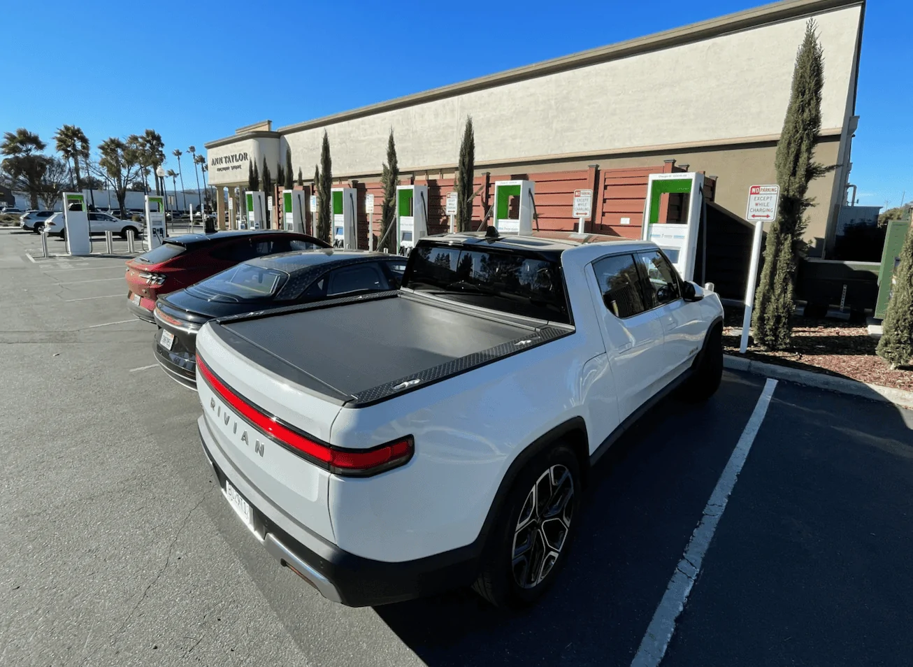 Rivian R1T R1S GLACIER WHITE R1T  Photos Screen Shot 2022-02-03 at 7.25.59 PM