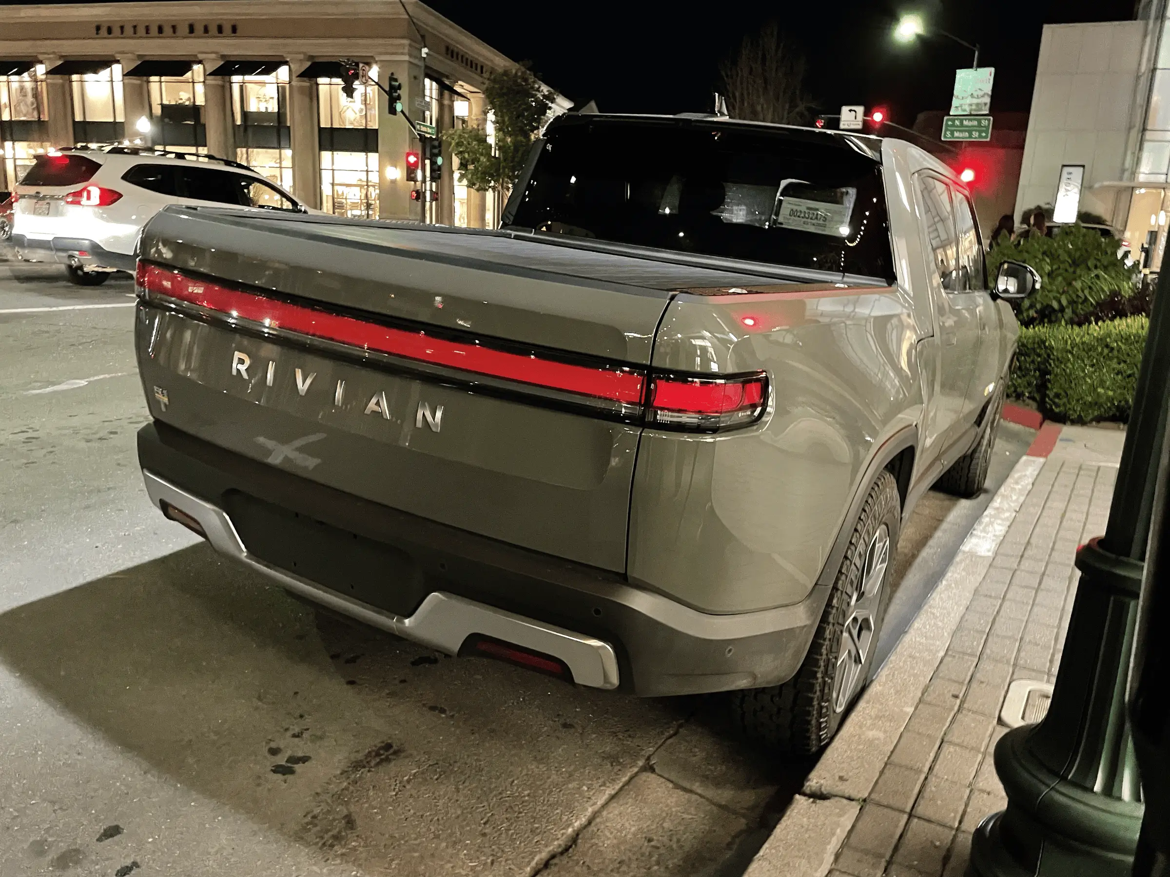 Rivian R1T R1S LAUNCH GREEN R1T Photos tempImageJ6HUDW