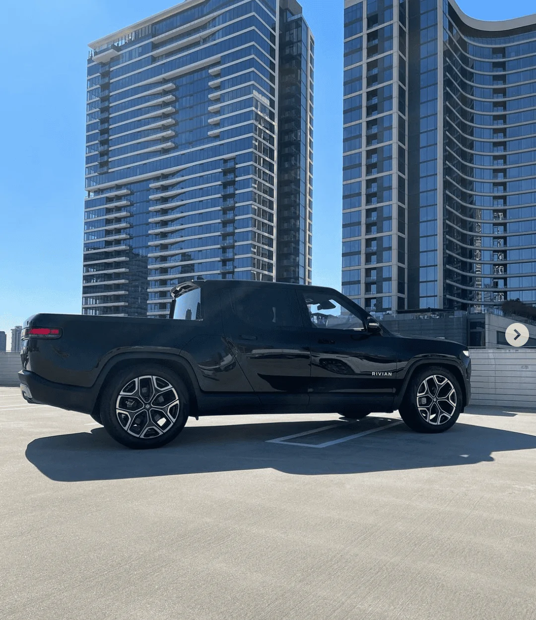 Rivian R1T R1S MIDNIGHT (Black) Rivian Photos Screen Shot 2022-02-07 at 2.46.00 PM