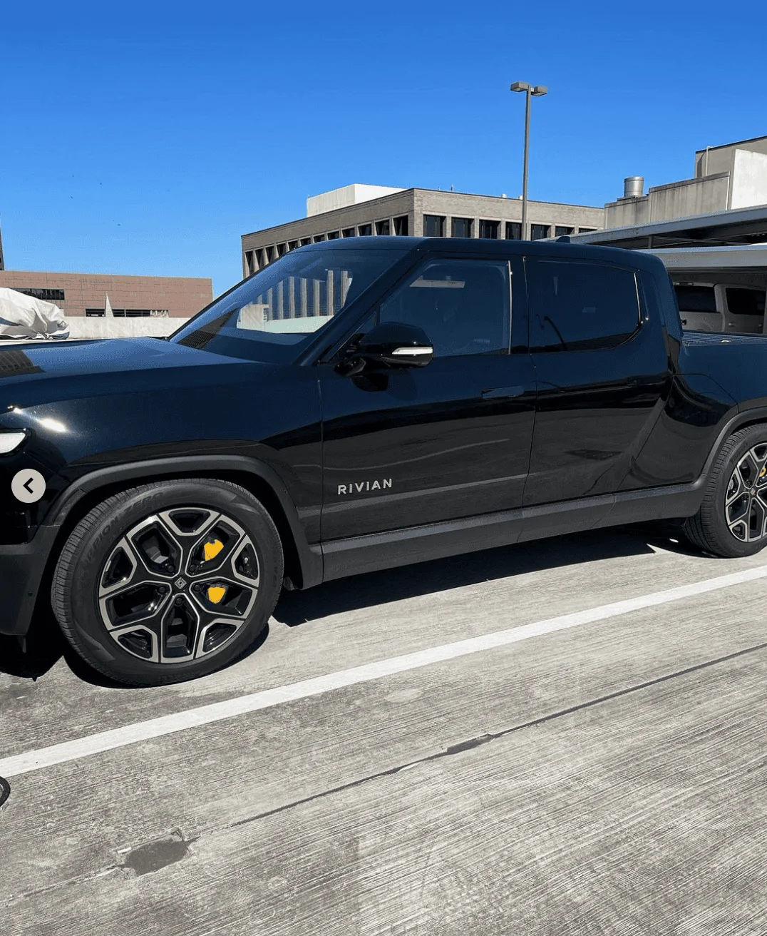 Rivian R1T R1S MIDNIGHT (Black) Rivian Photos Screen Shot 2022-02-07 at 2.47.04 PM