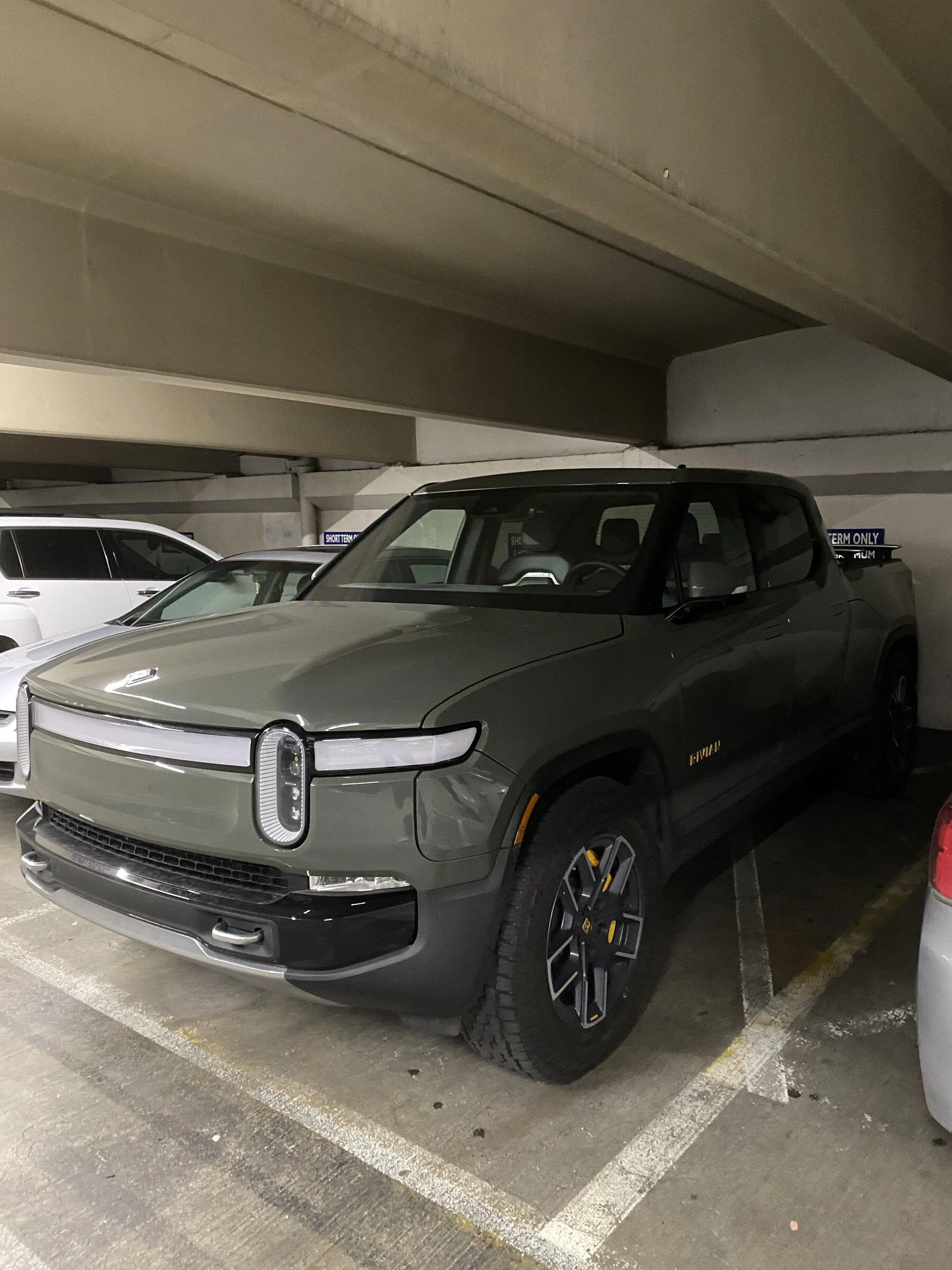 Rivian R1T R1S LAUNCH GREEN R1T Photos 1EC20F29-2A69-401E-8F1C-C64765DAA8A6