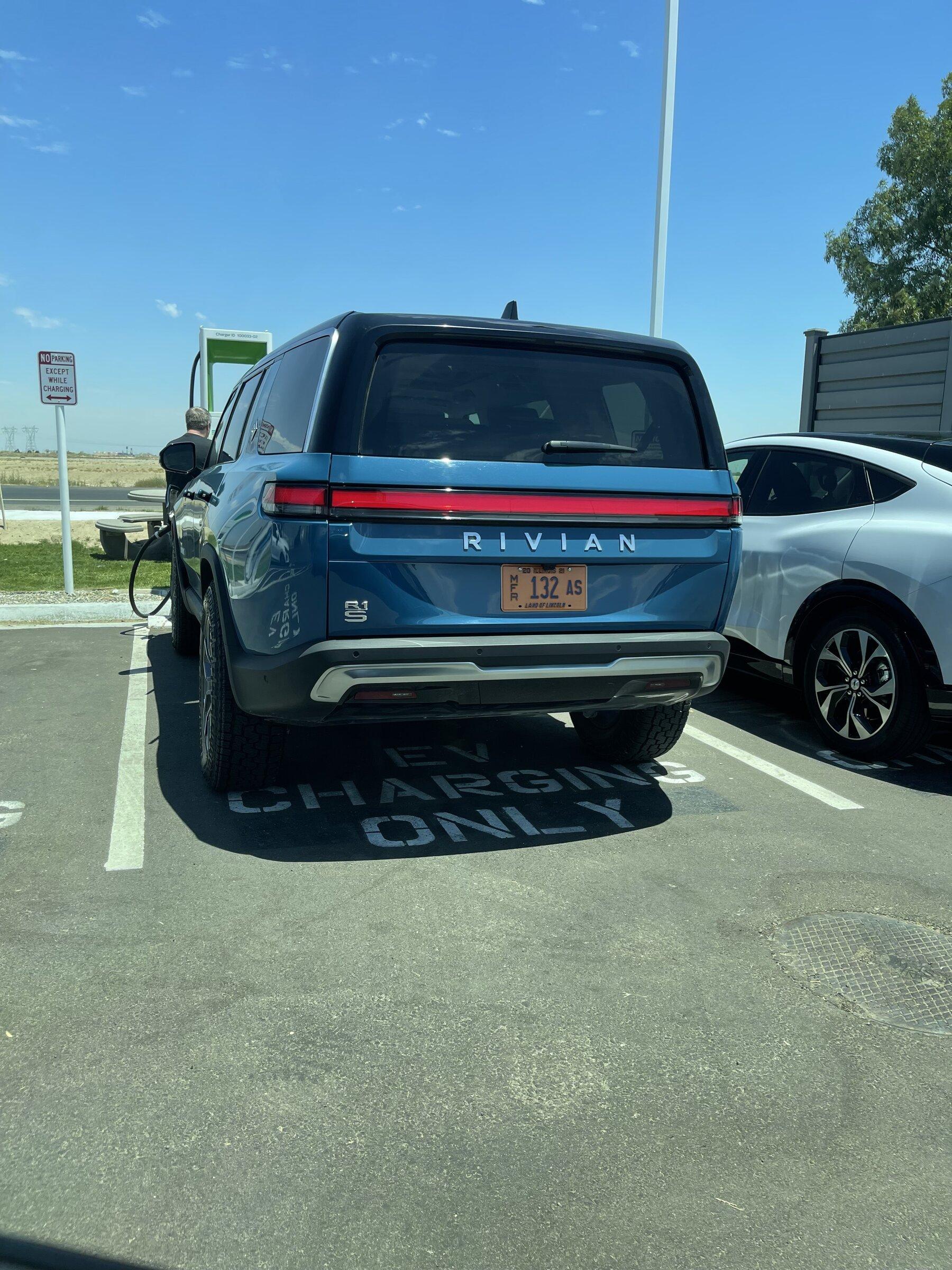 Rivian R1T R1S R1S in the Wild 0E0435FB-7536-4DA6-A015-CB9EB524705B
