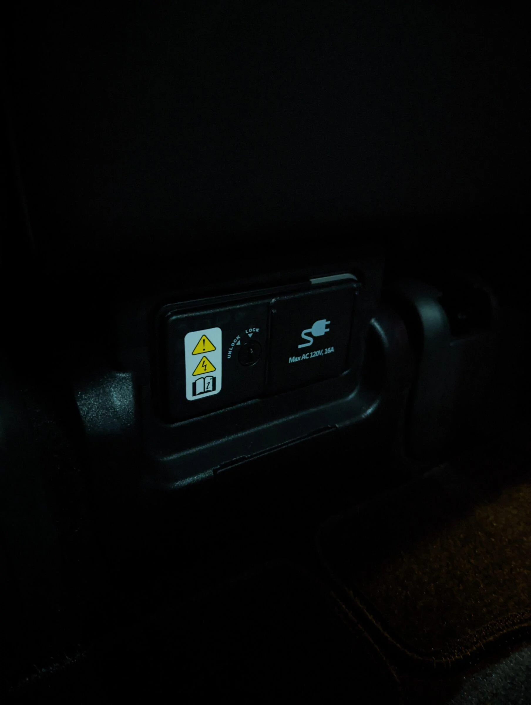 Rivian R1T R1S Hyundai Ioniq 5 PXL_20220214_012701205