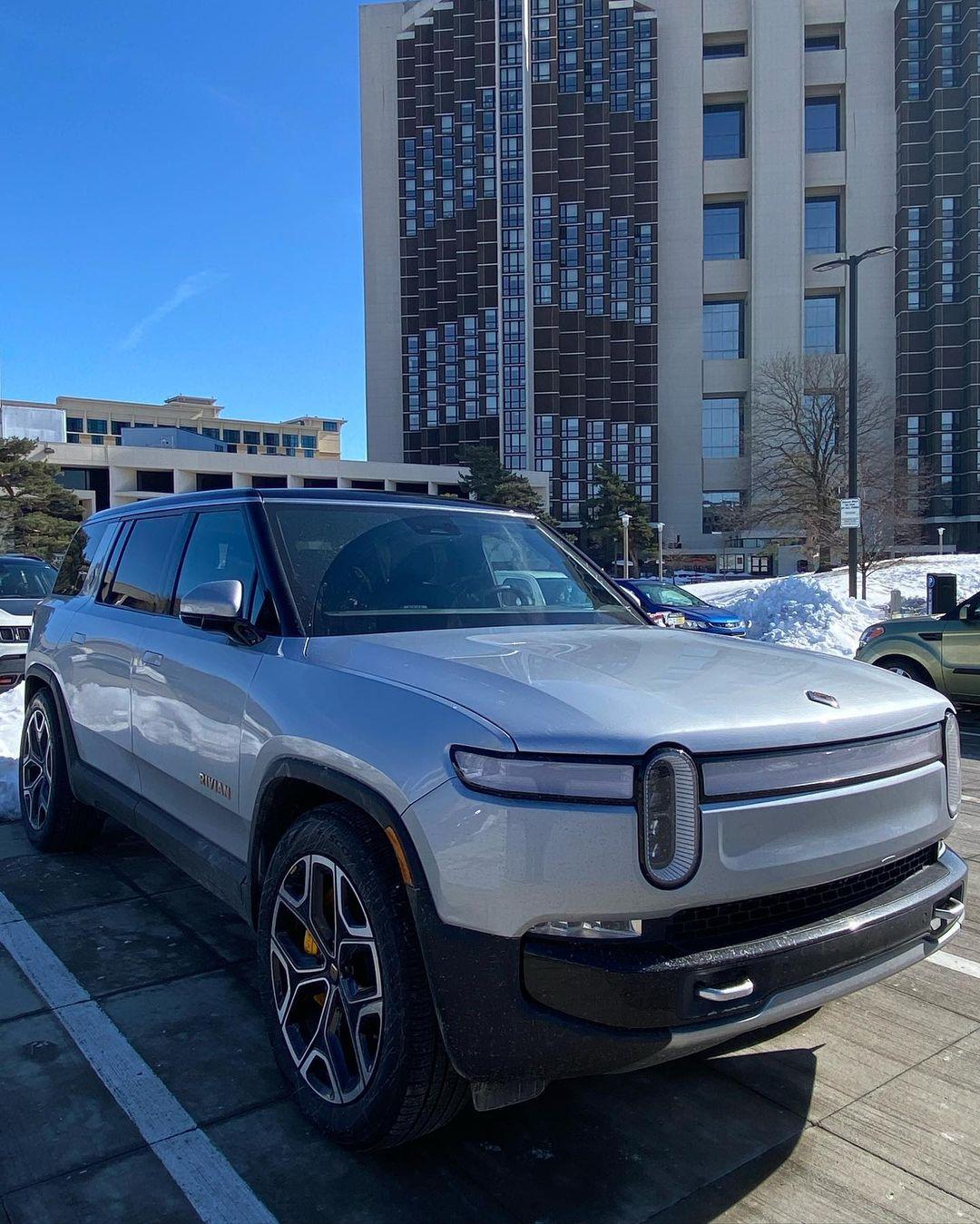 Rivian R1T R1S LA SILVER Rivian Photos 273944259_313288564169082_3402995480348661609_n