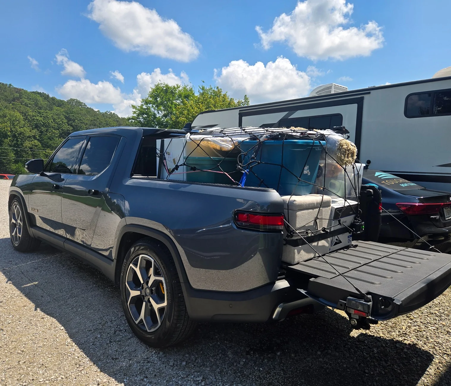 Rivian R1T R1S Loading a R1S with College Stuff 20250816_125213