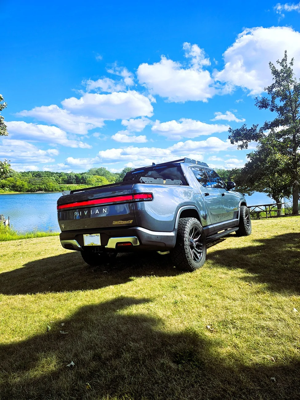 Rivian R1T R1S The R1T went outside to touch grass (and look pretty) 20250905_152619