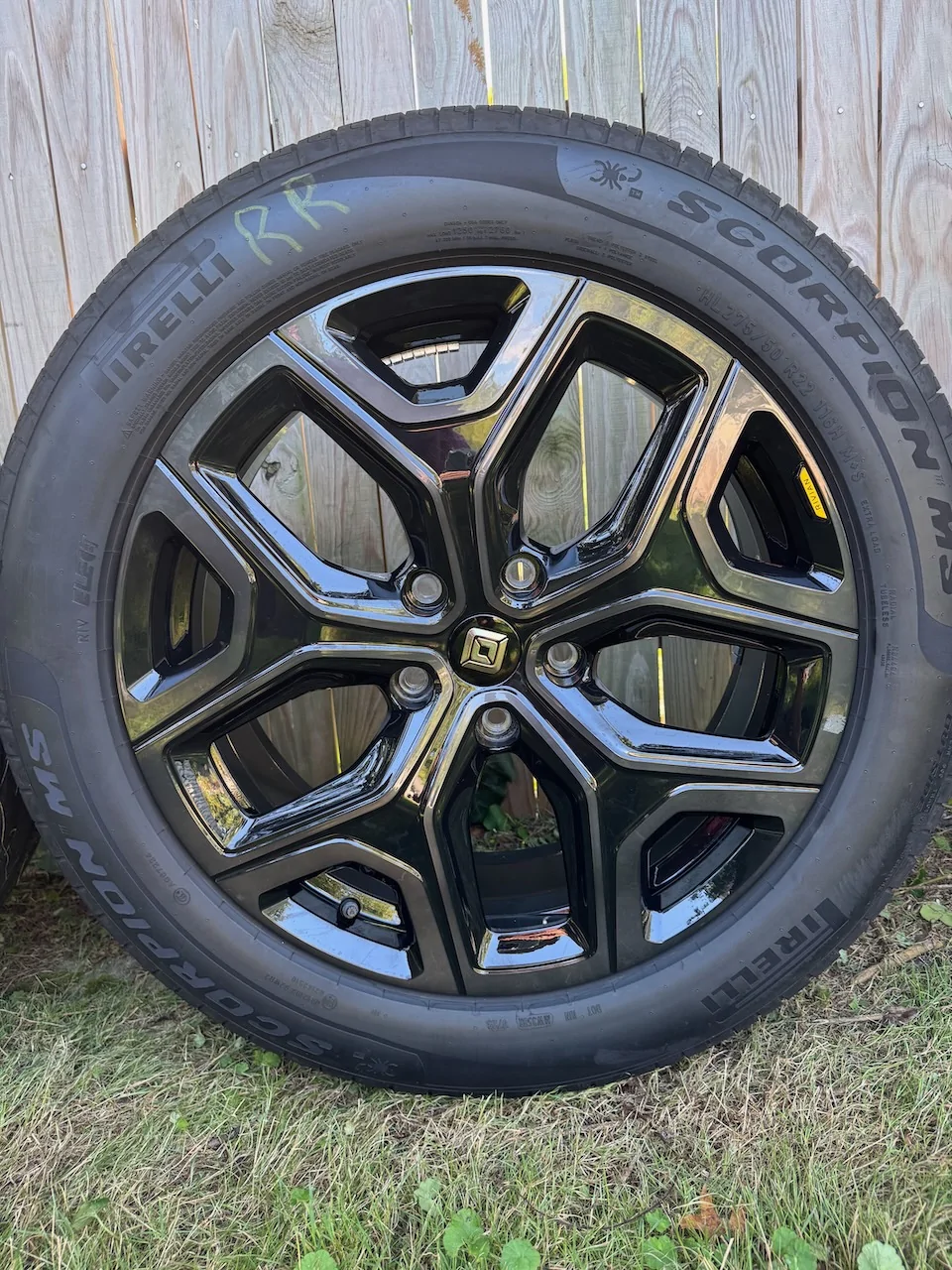 Rivian R1T R1S FS 22" Sport Darks - complete set - 50% off tire2