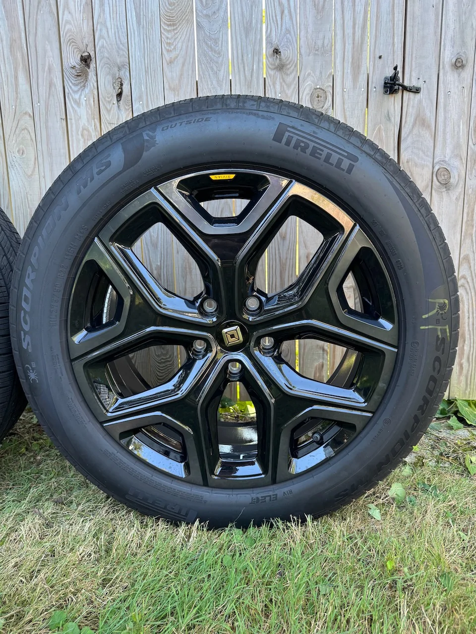 Rivian R1T R1S FS 22" Sport Darks - complete set - 50% off tire4